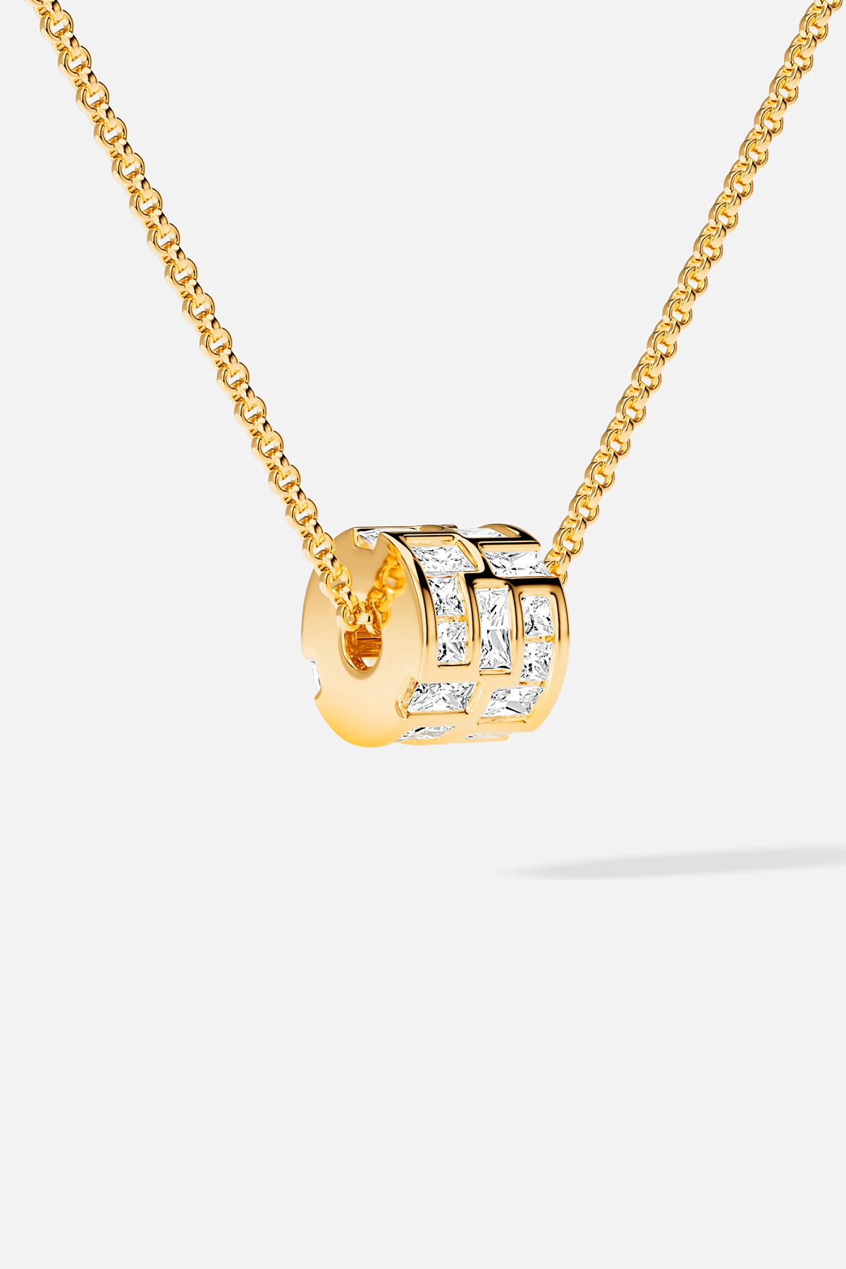 Collier APM au pendentif charm doré scintillant, une élégance moderne et lumineuse.