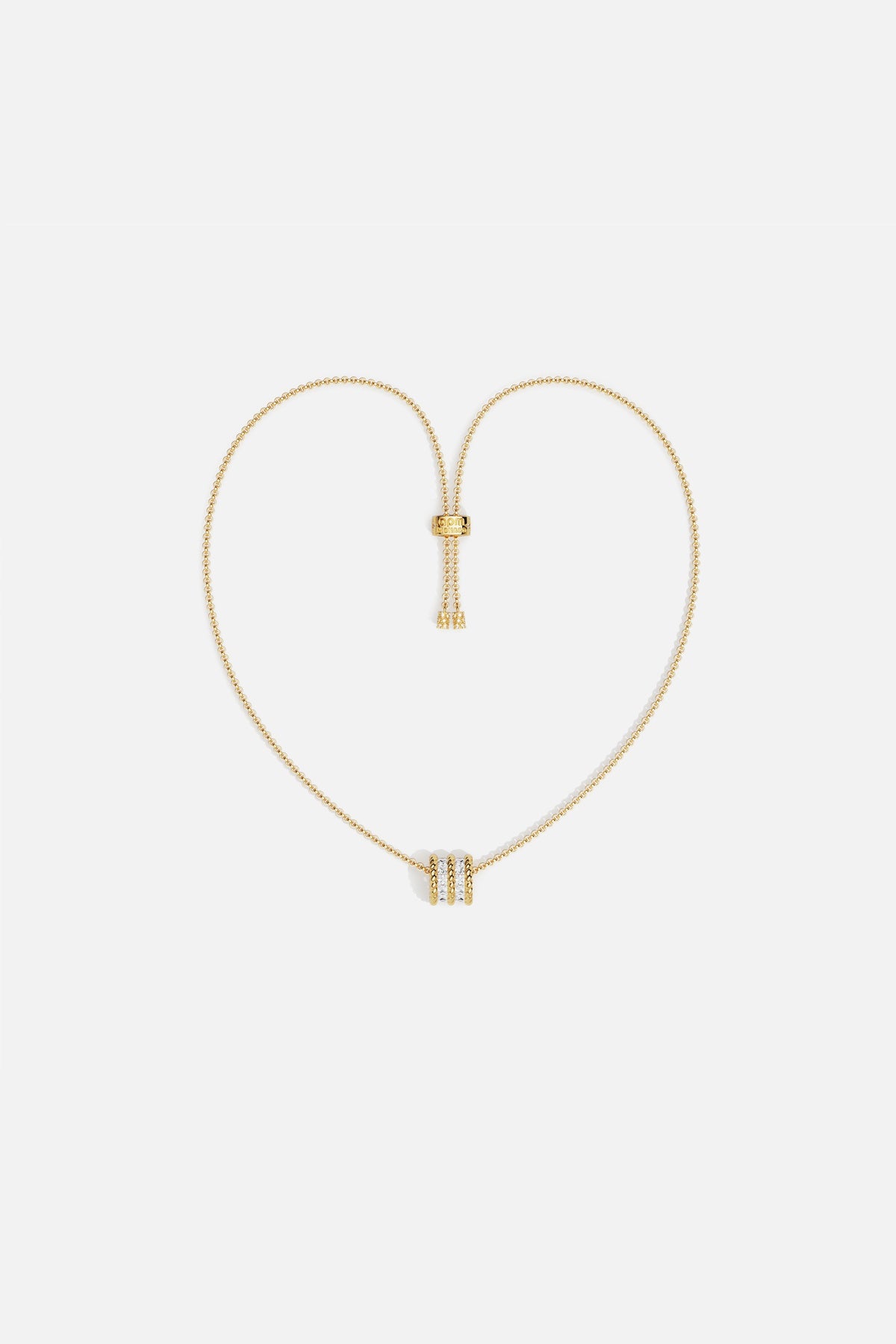 Collier APM Monaco doré, une élégance ajustable qui illumine chaque instant avec délicatesse.