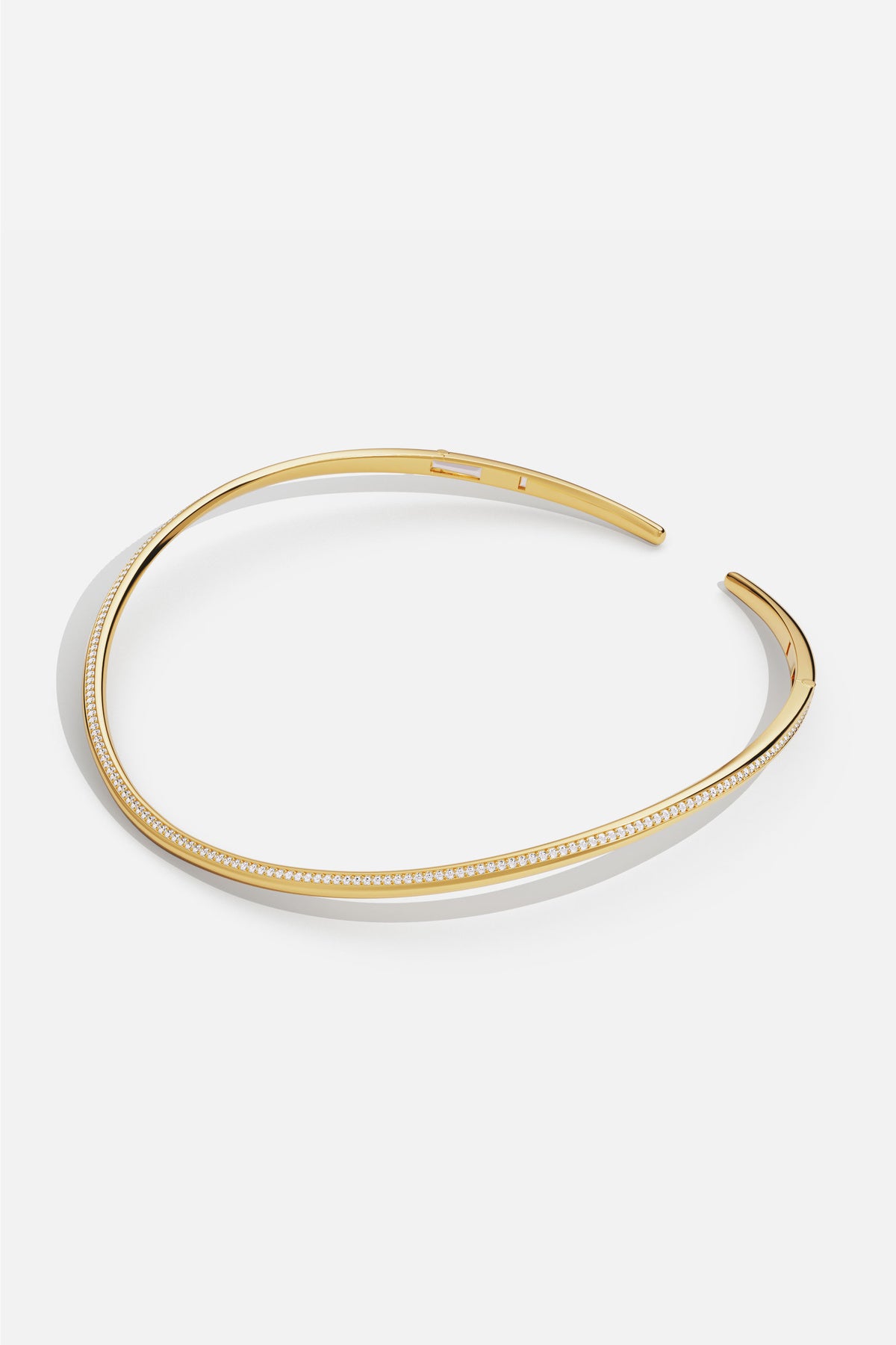 Collier APM, une ligne dorée épurée, éclat contemporain et féminin.