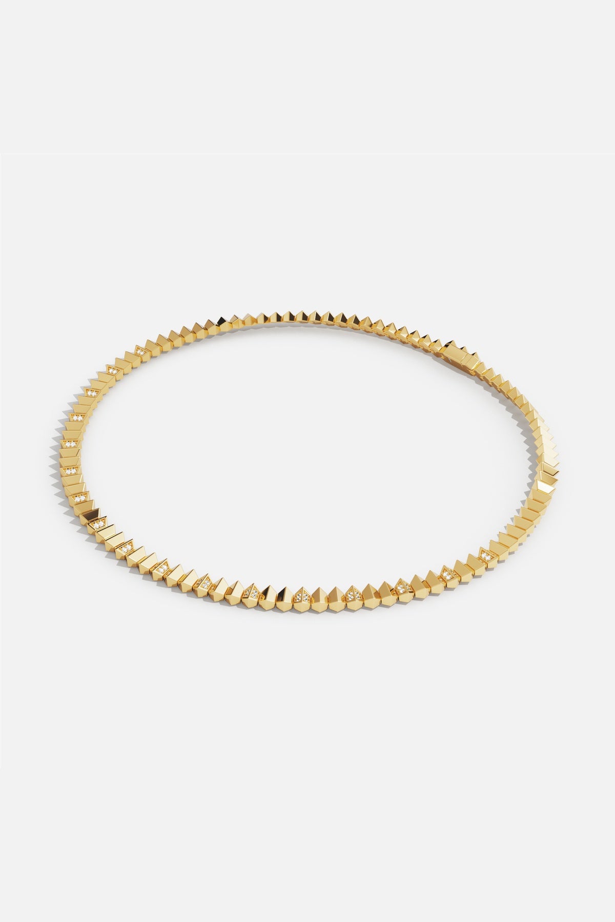 Collier APM à pointes dorées, une allure graphique et audacieuse.