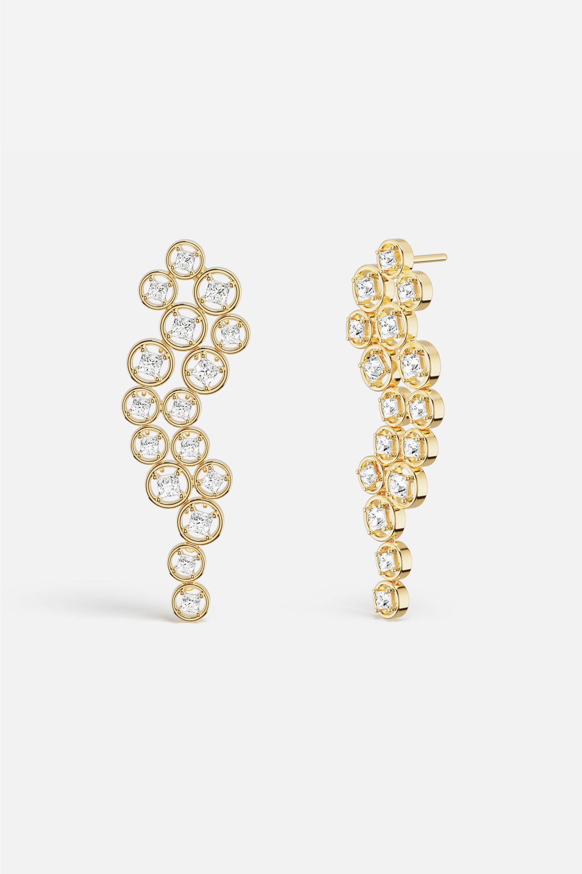 Boucles d'oreilles APM, une cascade lumineuse aux reflets dorés, éclat contemporain.