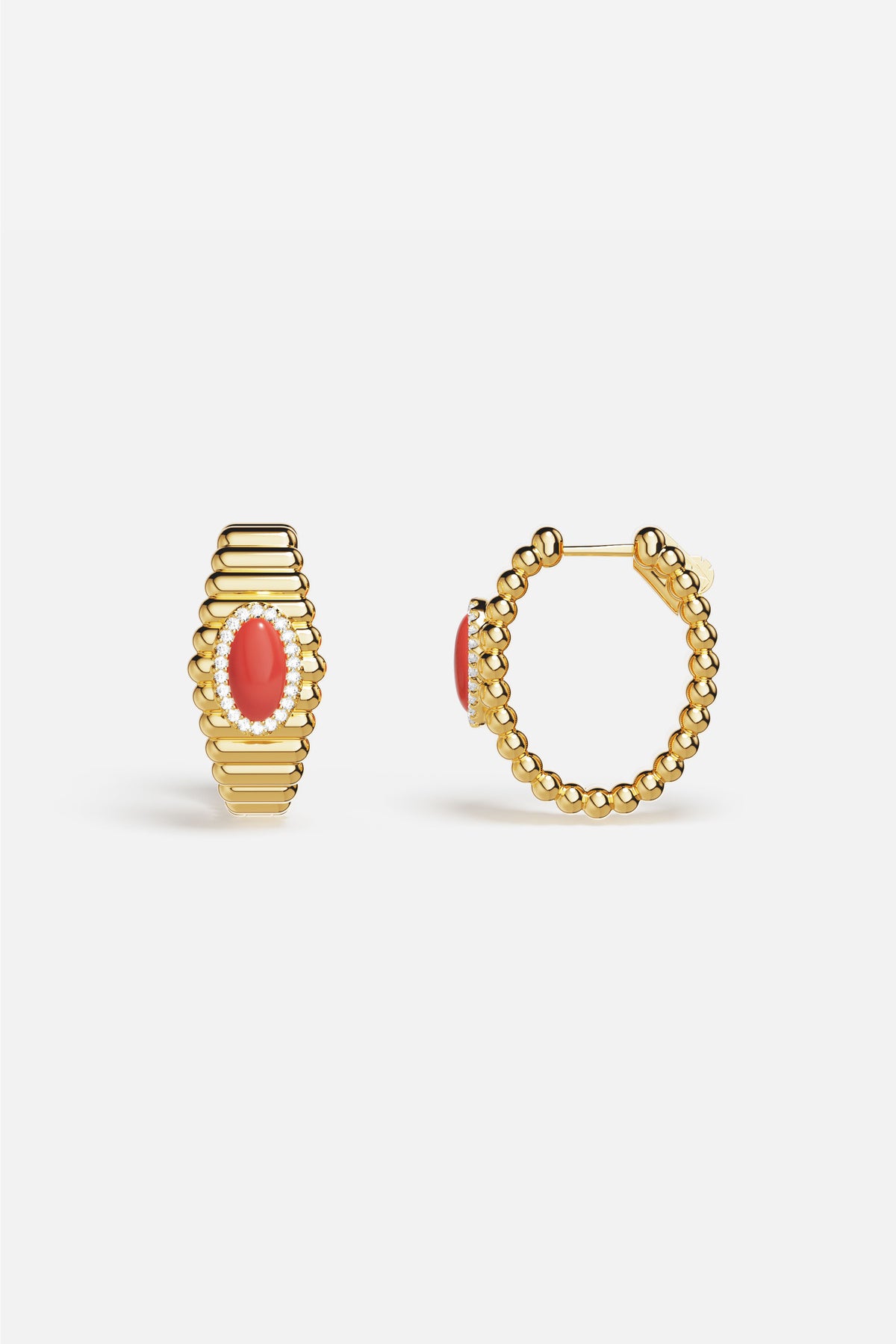Boucles d'oreilles APM, cœur corail lumineux, allure dorée intemporelle et raffinée.