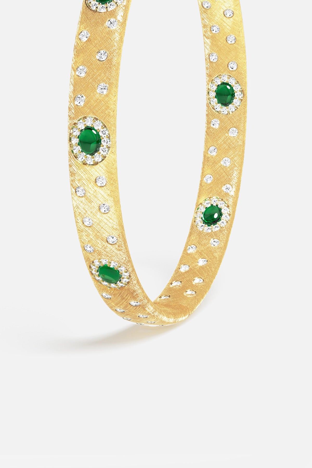 Bracelet APM en alliage doré, constellation scintillante et cabochons verts, une allure précieuse et intemporelle.