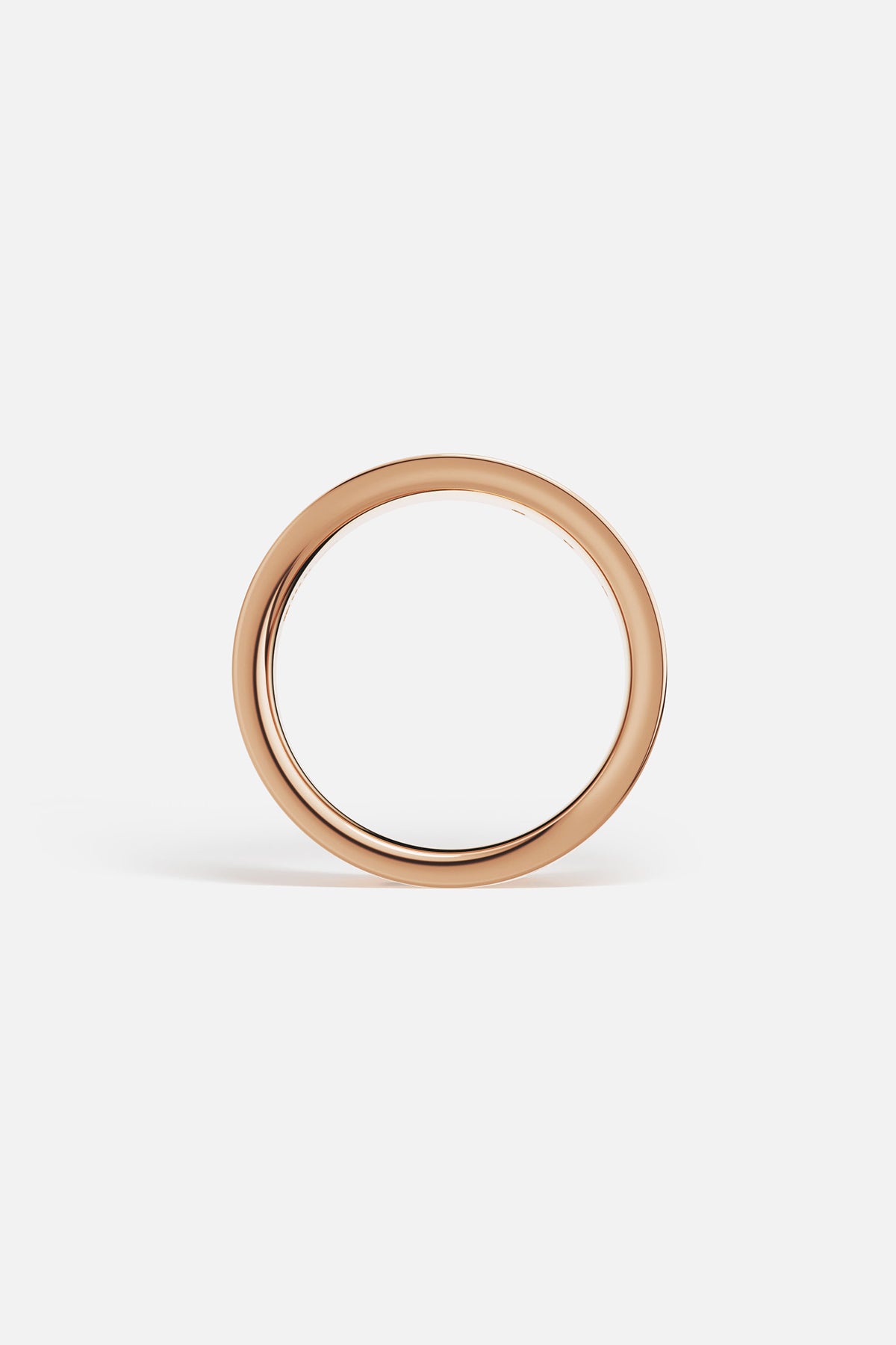 Bague APM, courbe épurée aux reflets rosés, une élégance discrète et intemporelle.