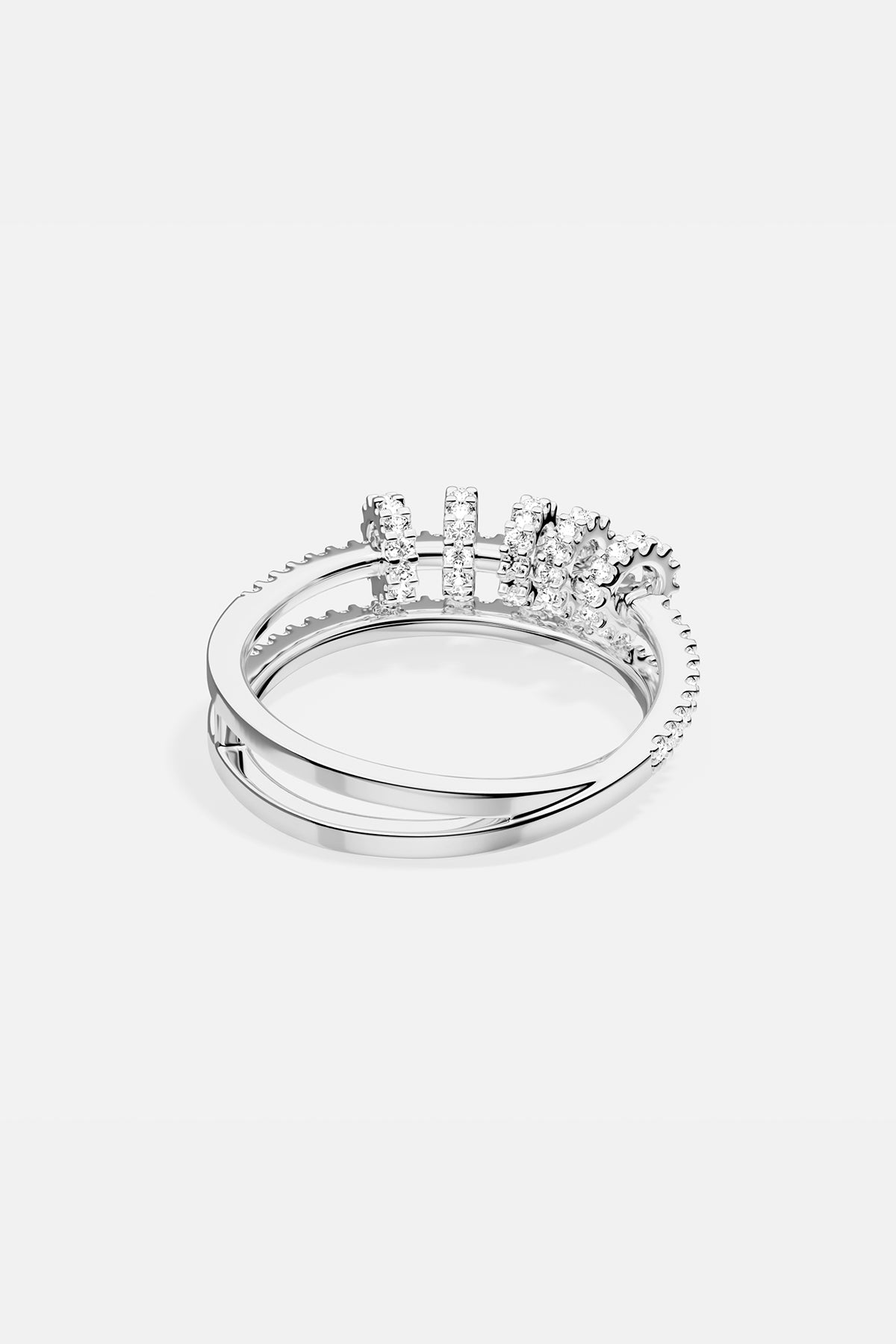 Bague APM Monaco, éclat multi-anneaux et finition rhodium, une élégance délicatement contemporaine.