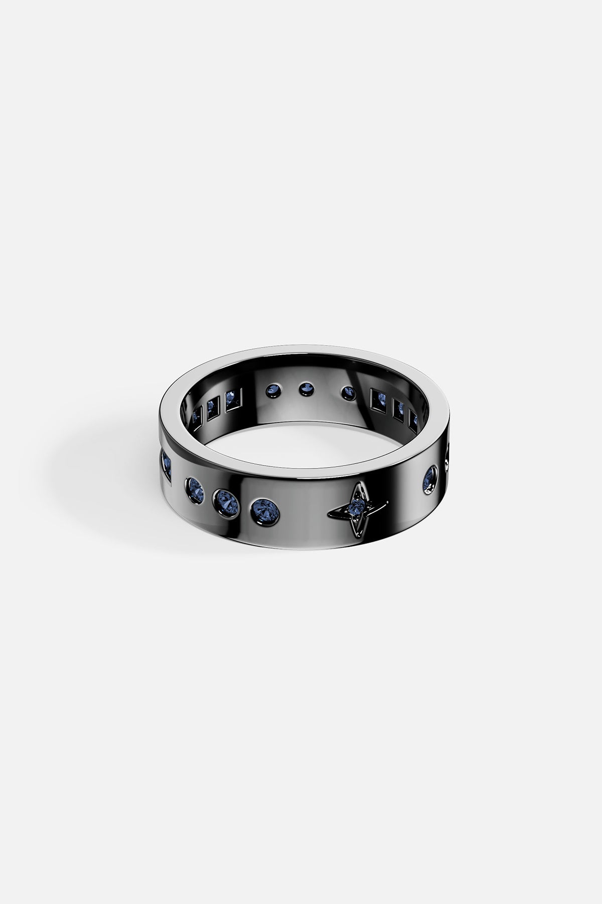 APM Bague, éclats bleus étoilés sur finition rhodium, allure nocturne et audacieuse.