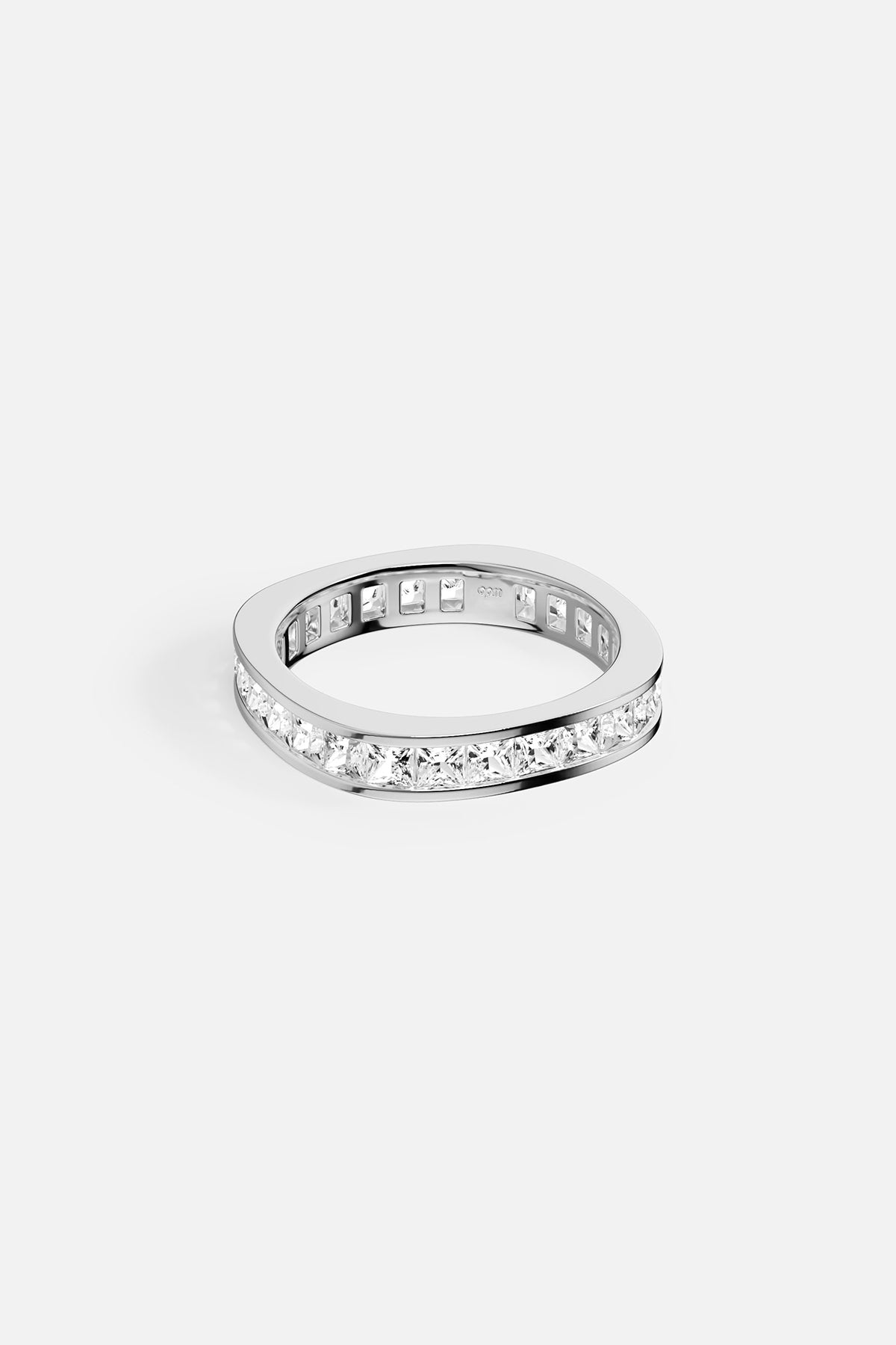 Bague APM, ligne scintillante et épurée, l'élégance intemporelle à fleur de doigt.