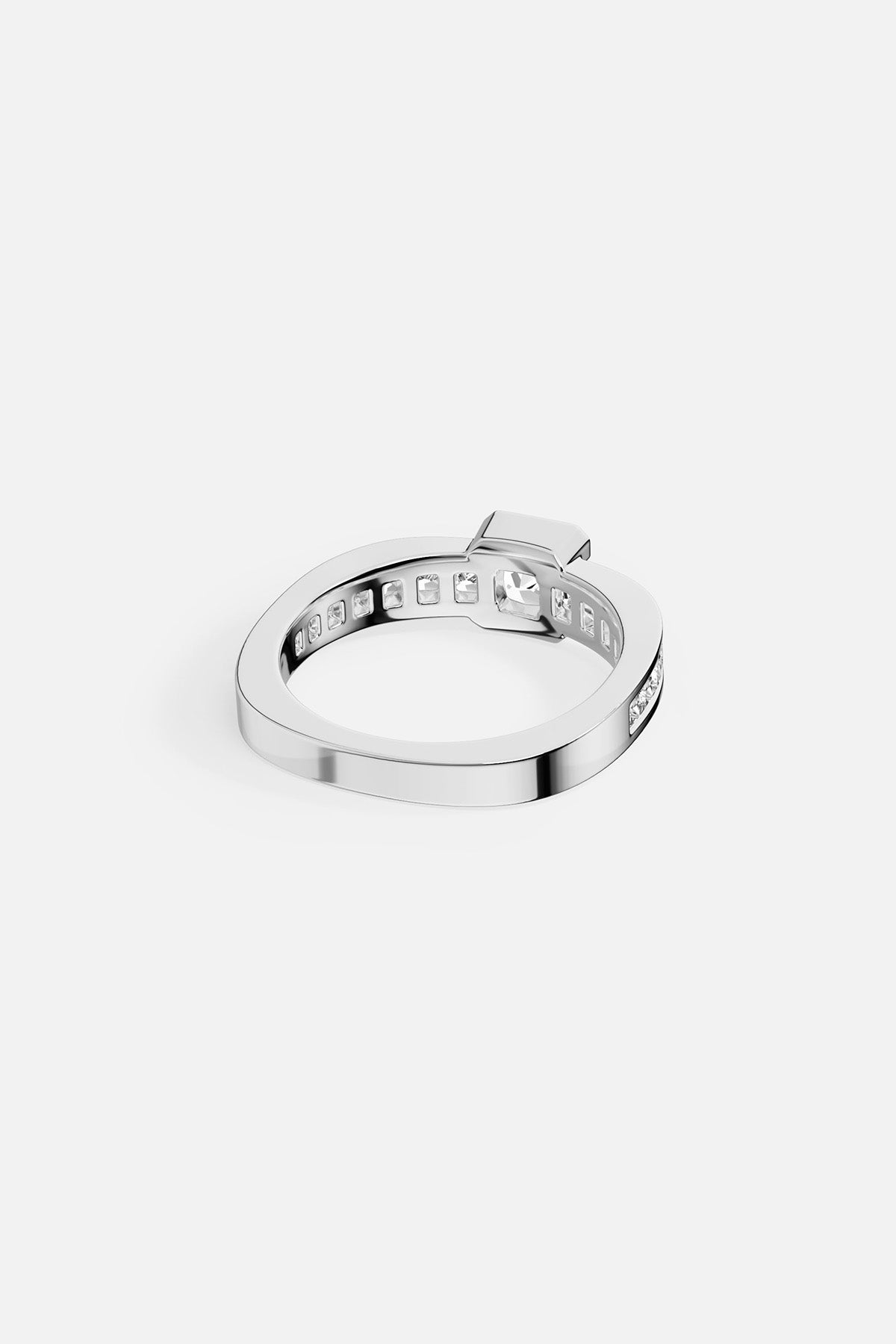 Bague APM au finish rhodium, éclat linéaire et allure résolument contemporaine.