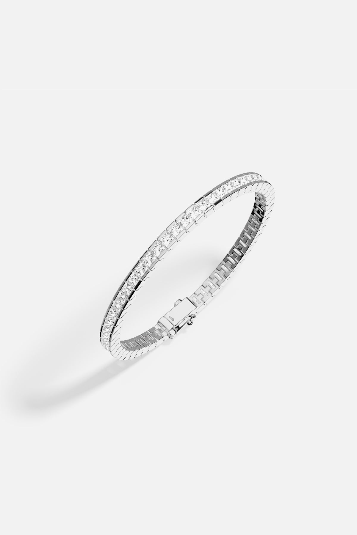 Bracelet APM Monaco, une ligne scintillante pour une élégance intemporelle.