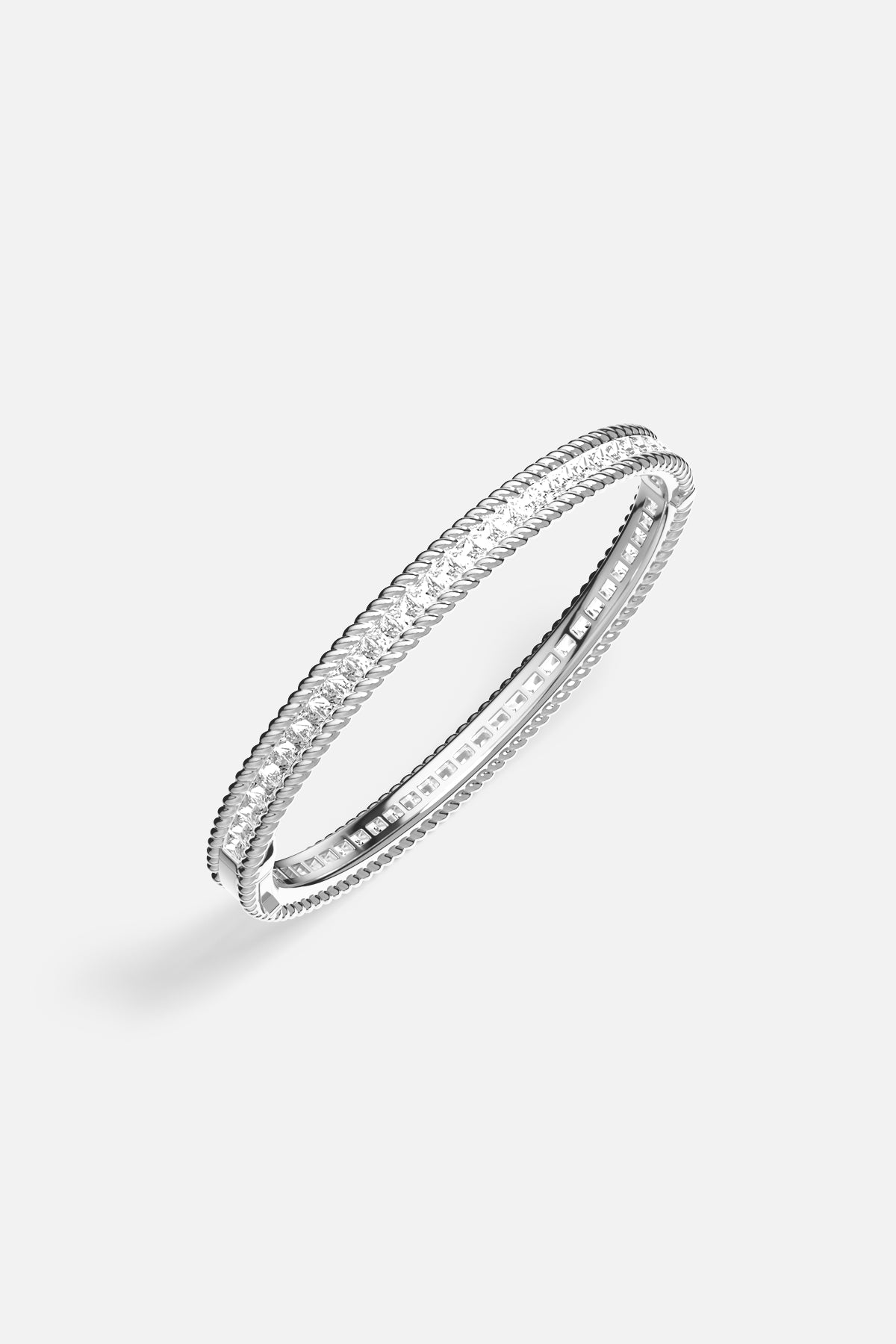 Bracelet APM Monaco alloy, éclat torsadé et lumière pavée, élégance intemporelle.