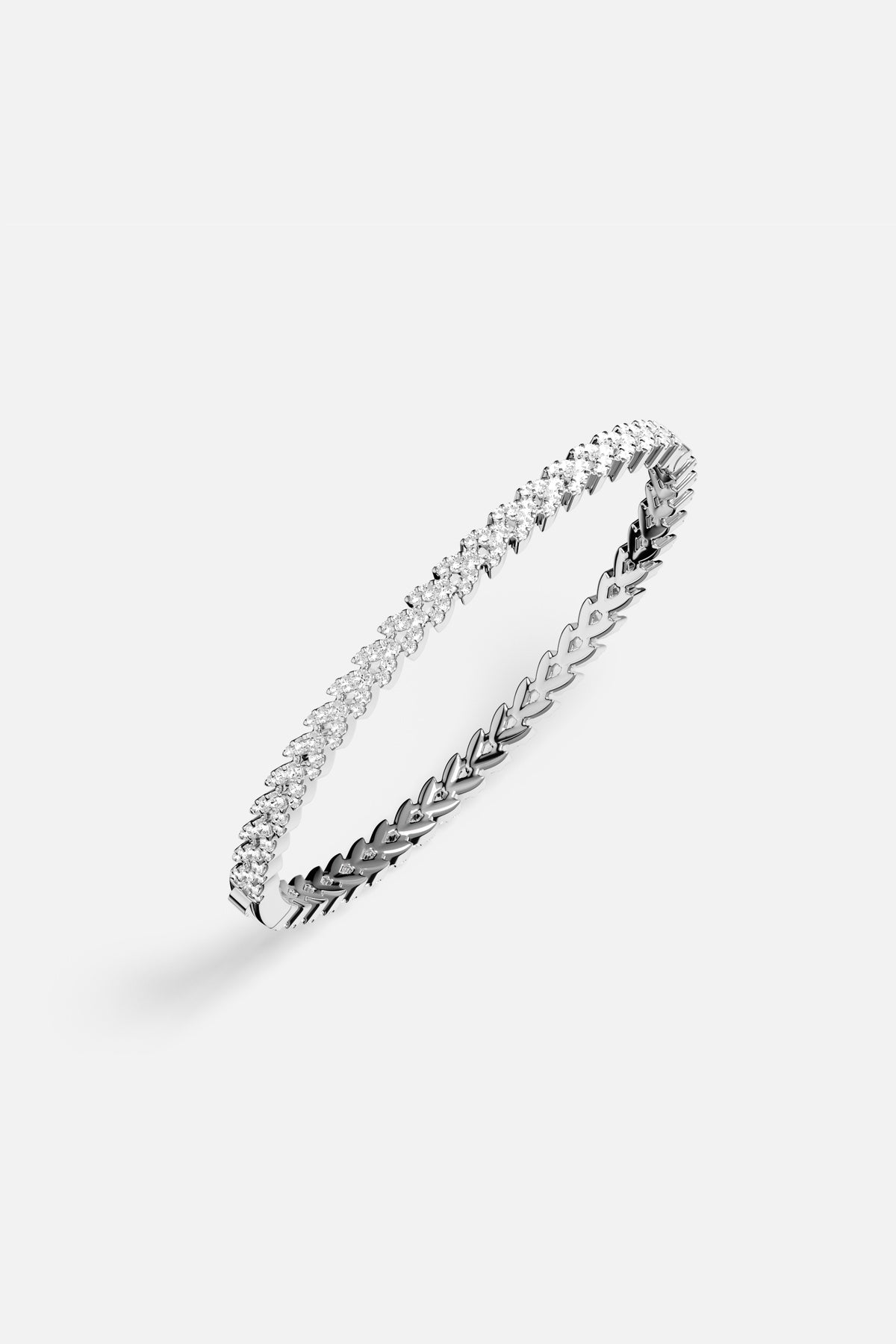 Bracelet APM en finition rhodium, une élégance scintillante qui épouse le poignet avec délicatesse.