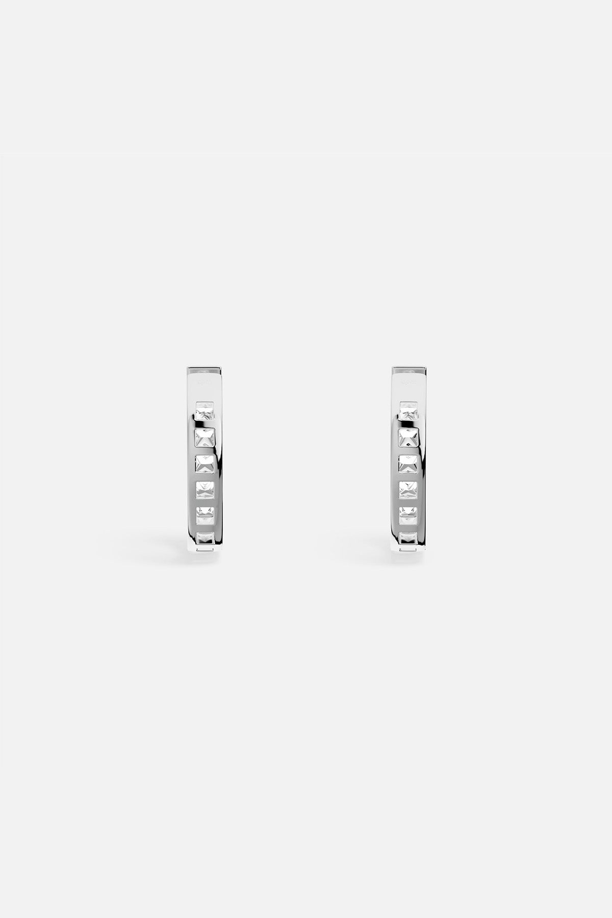 Boucles d'oreilles APM, lignes épurées et éclats géométriques, une élégance résolument moderne.