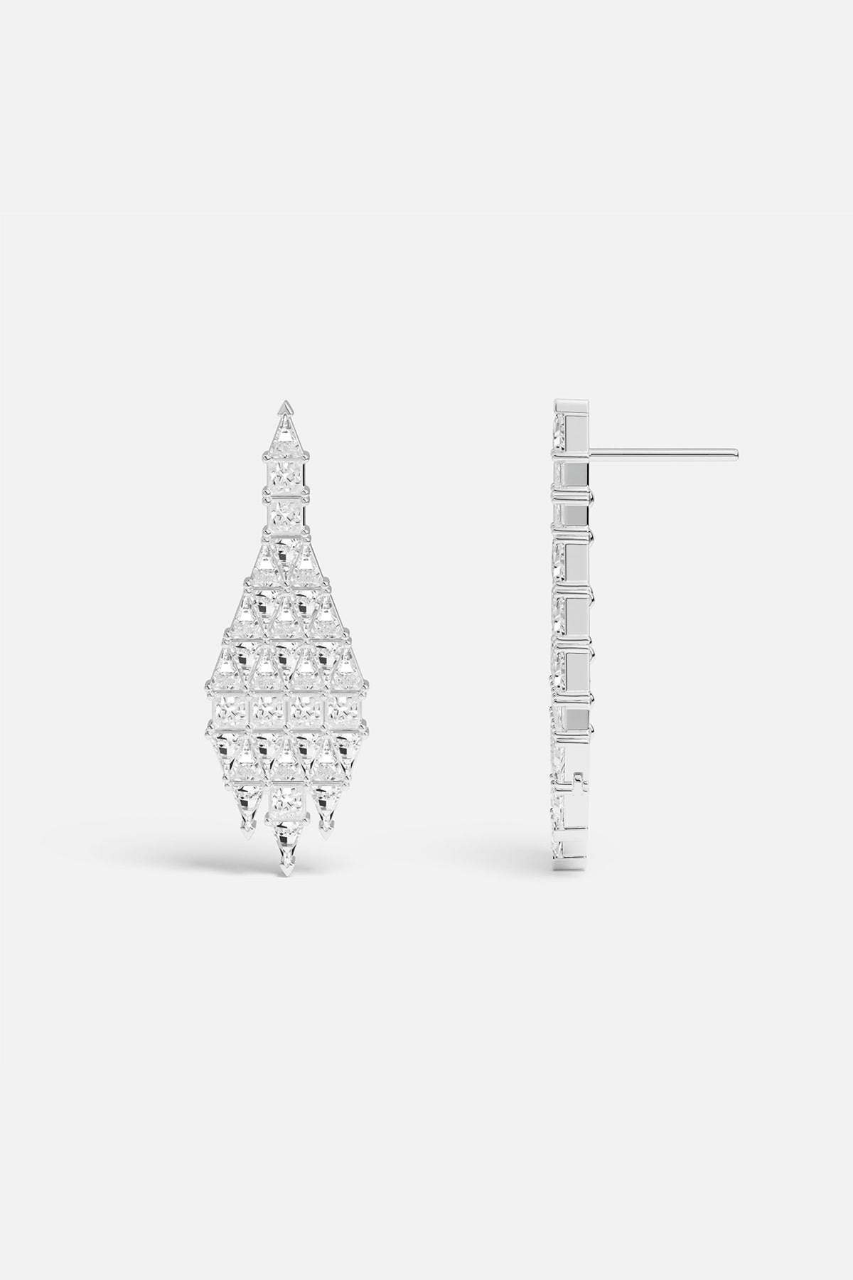 Boucles d'oreilles APM, une cascade géométrique scintillante, éclat contemporain et audacieux.