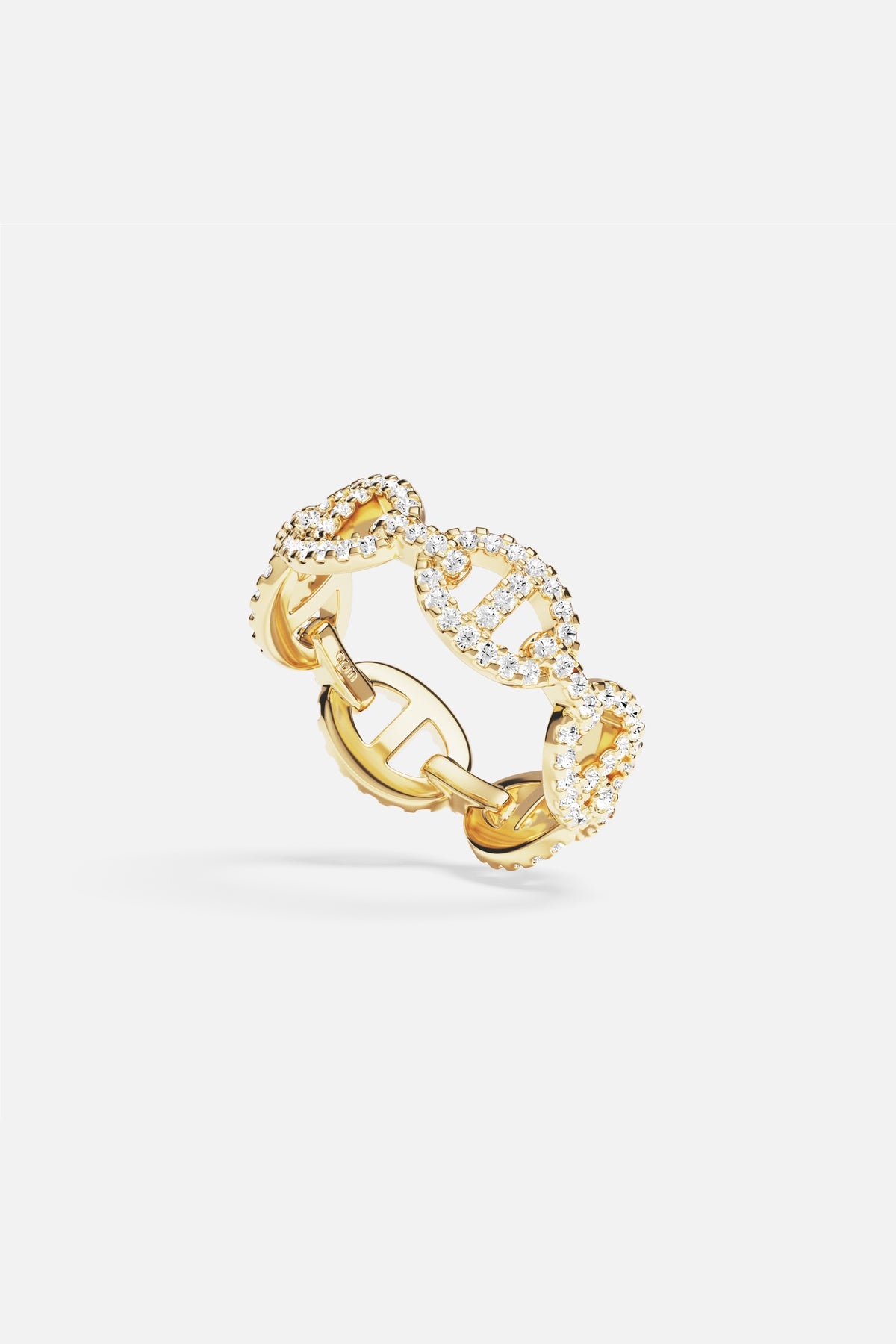 Morse Ring APM Monaco, maillons dorés scintillants pour une allure résolument chic.