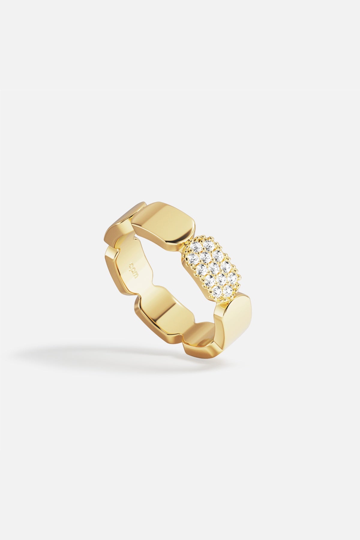 APM Bague dorée, une allure moderne rythmée d'un éclat pavé lumineux.