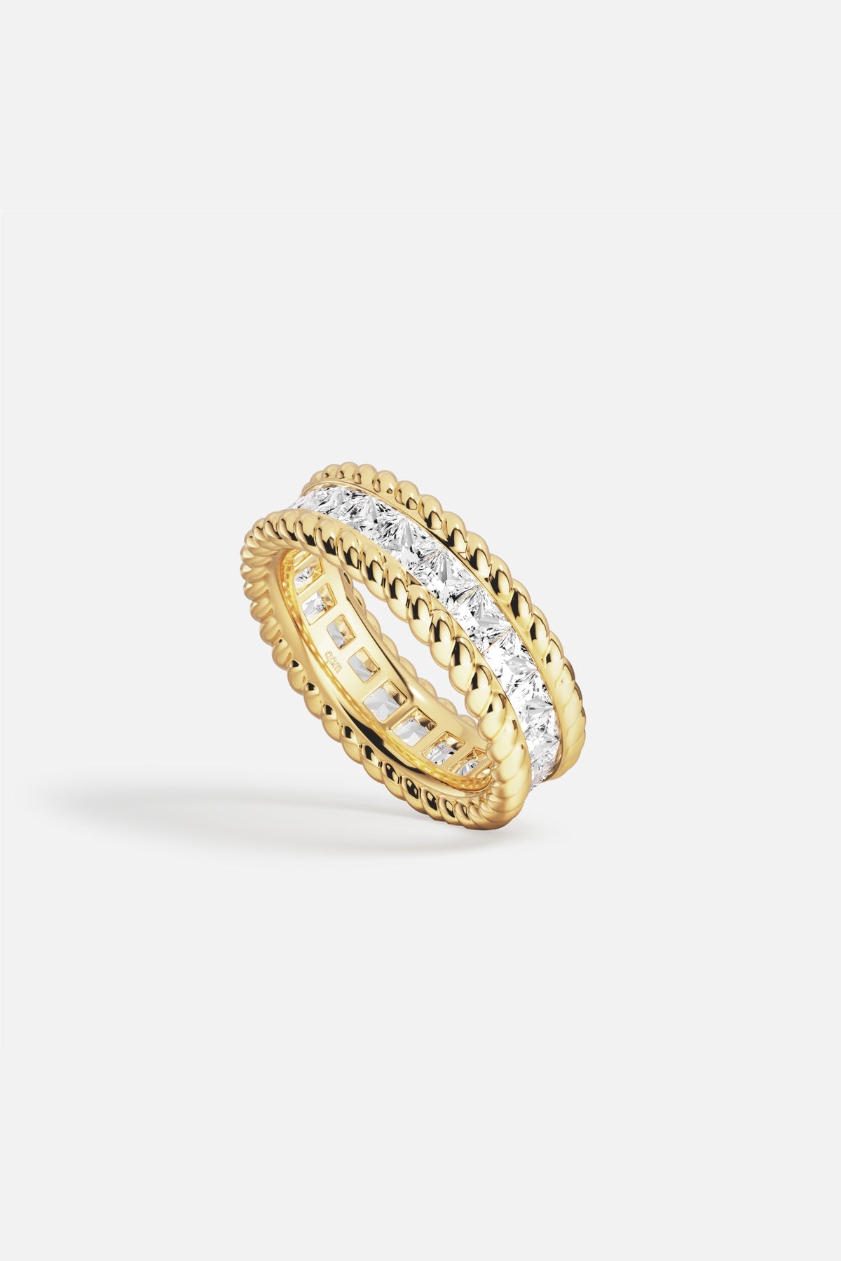 Bague APM, éclat torsadé et lumière dorée, une élégance intemporelle au quotidien.