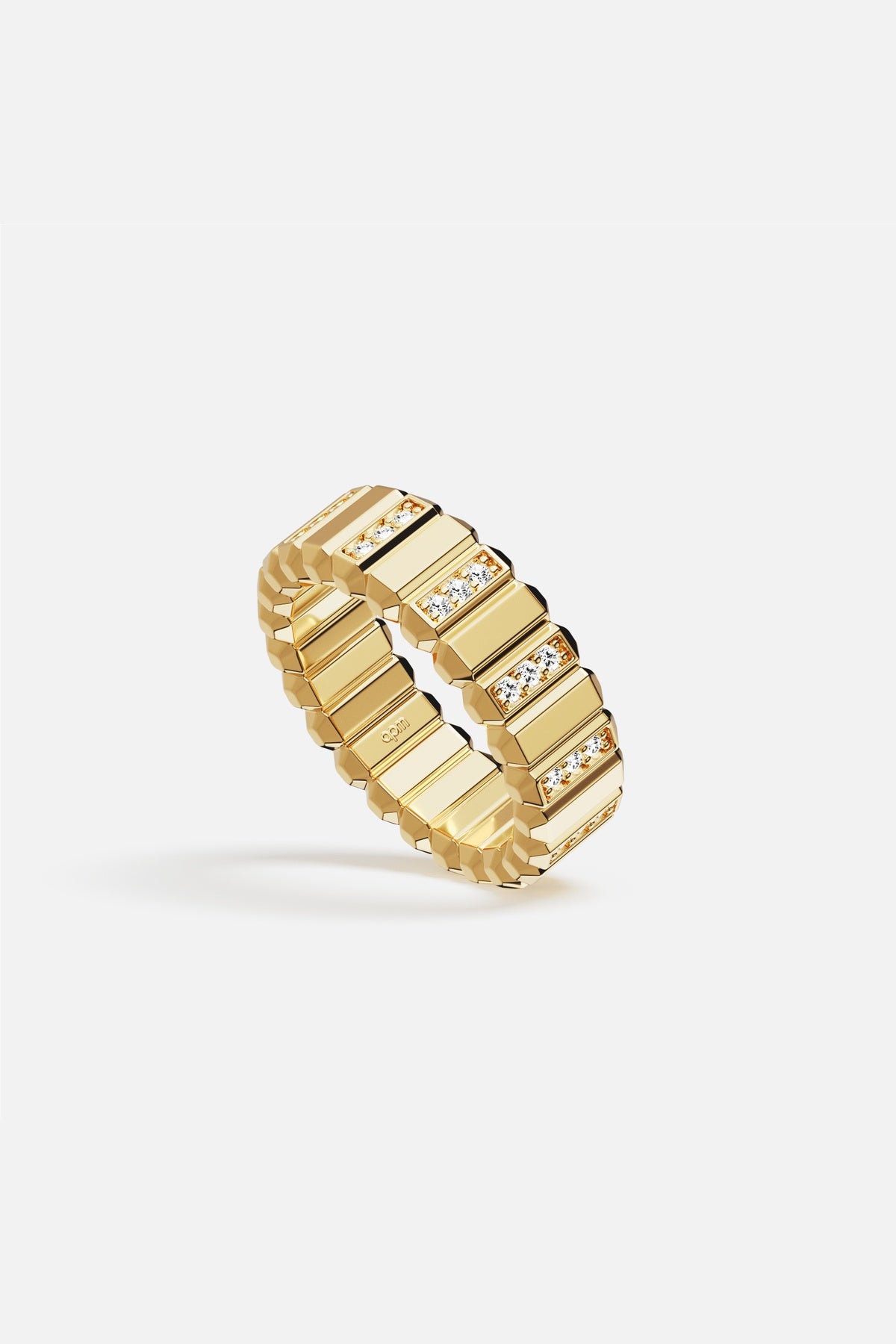 APM Bague architecturale aux facettes dorées, éclat contemporain et allure audacieuse.