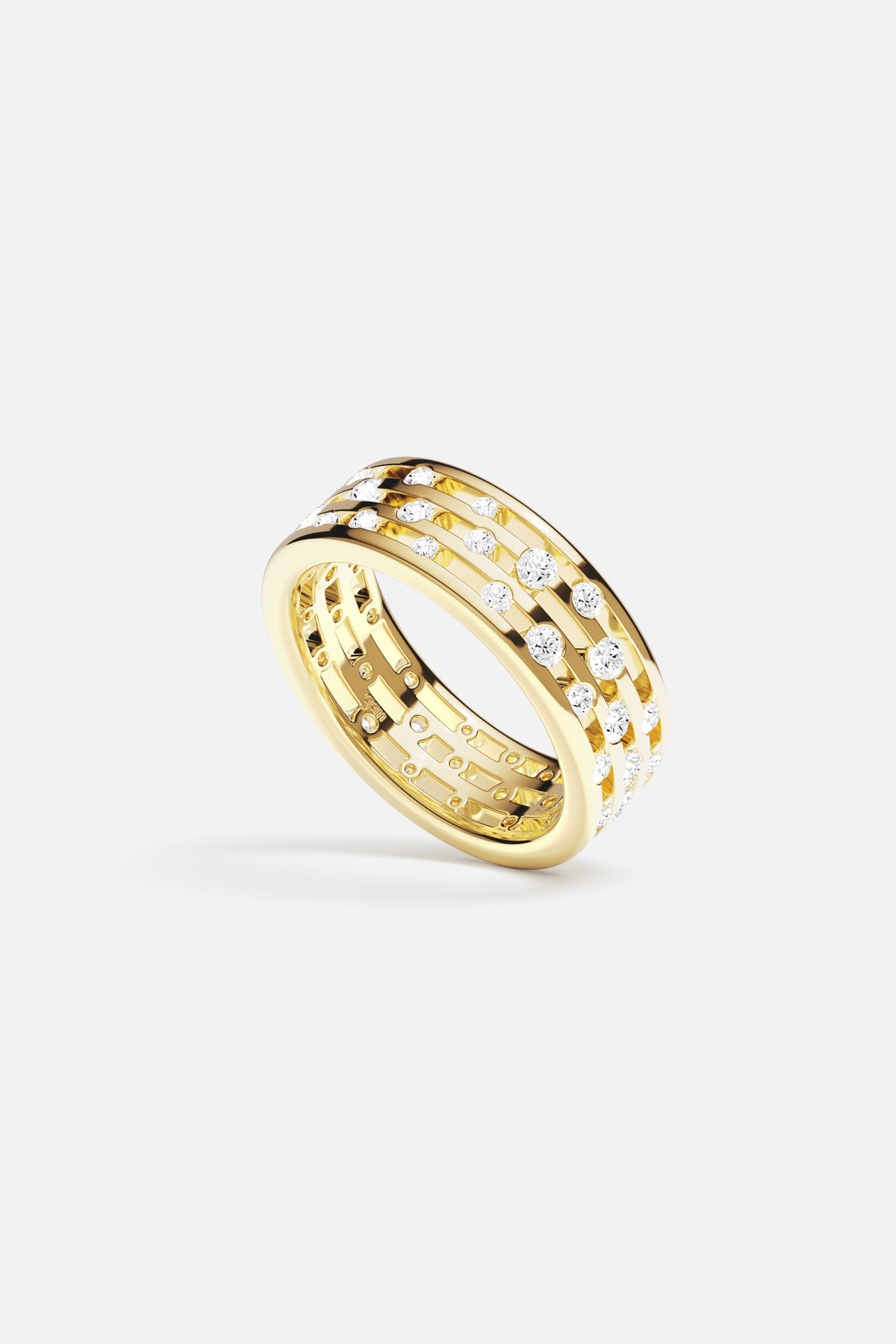 Bague APM Monaco couleur or, éclats scintillants pour une allure moderne et lumineuse.