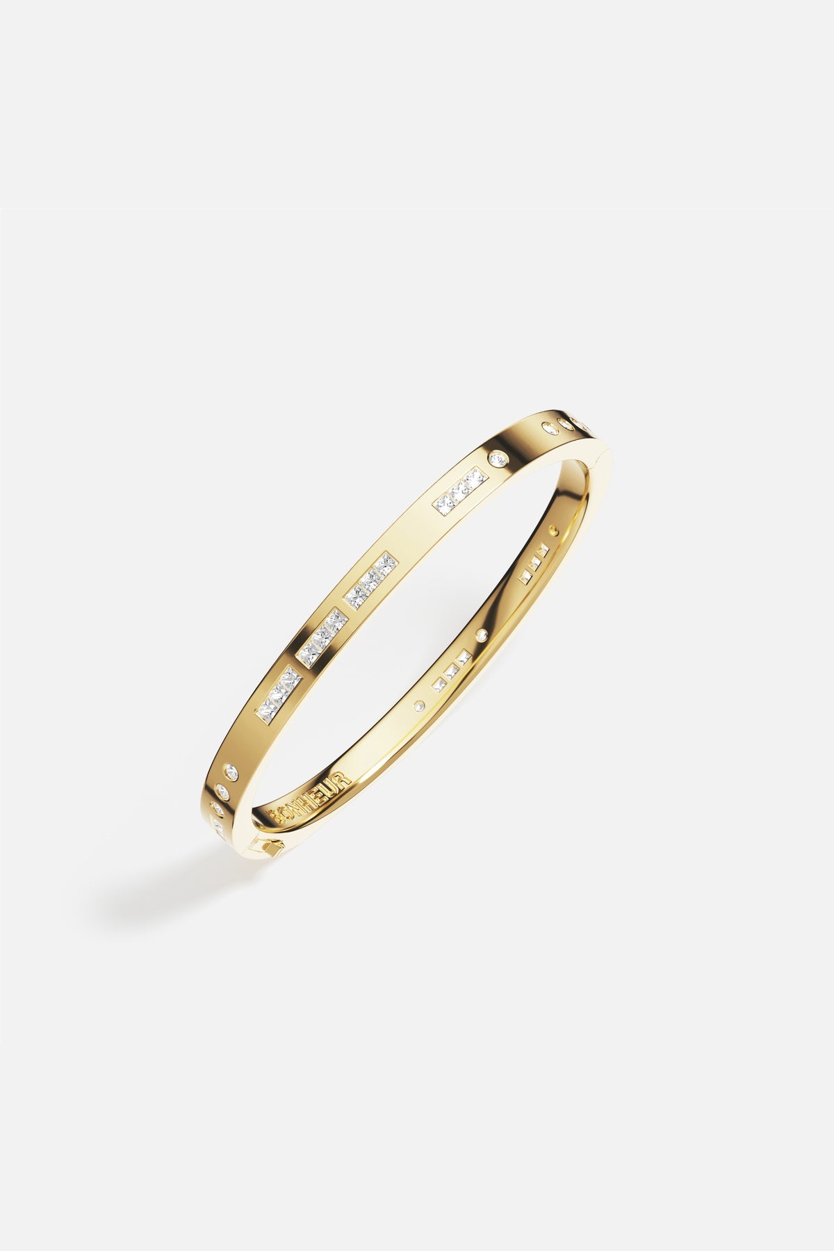 Bracelet APM aux couleurs dorées, éclat contemporain et signature précieuse au poignet.