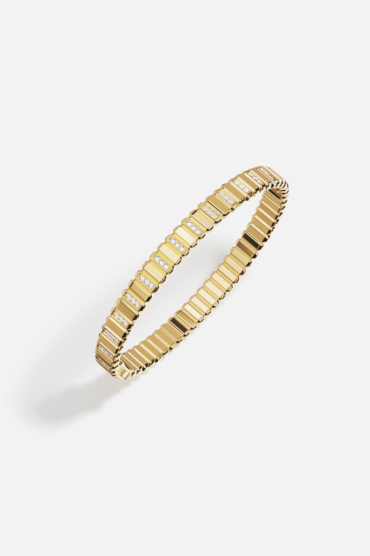 Bracelet APM aux reflets dorés rythmés, une élégance architecturale au poignet.