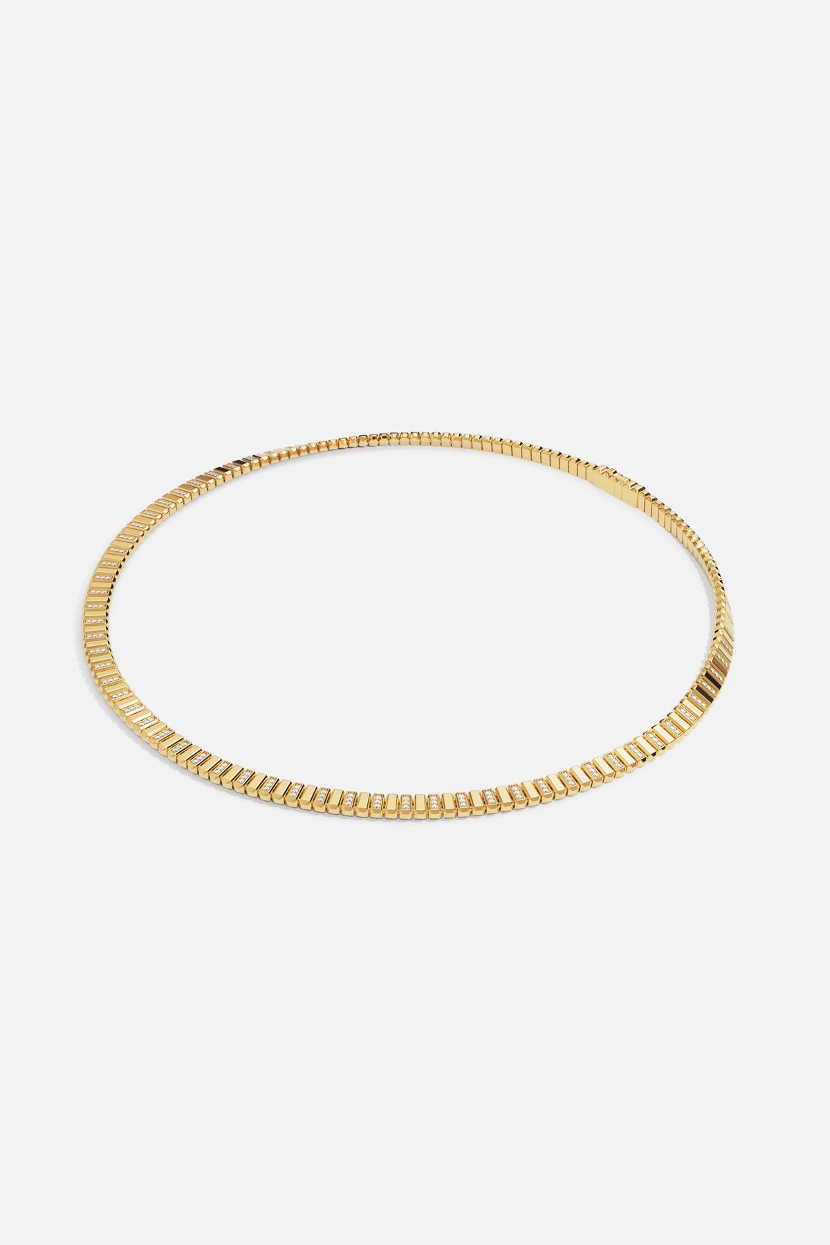 Collier APM aux reflets dorés, une allure architecturale et résolument moderne.
