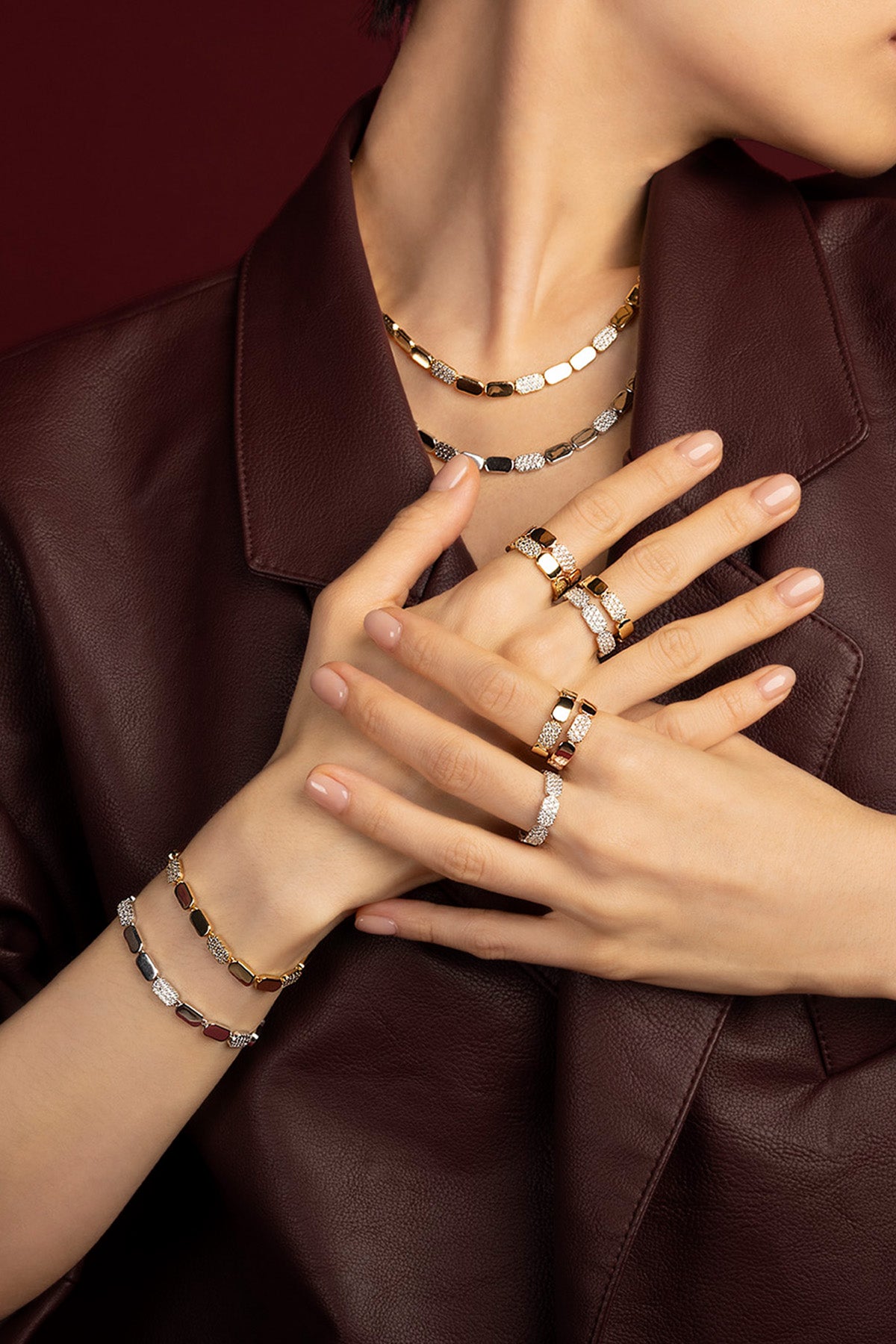 Femme portant la parure APM Morse, éclat bicolore et allure résolument moderne.