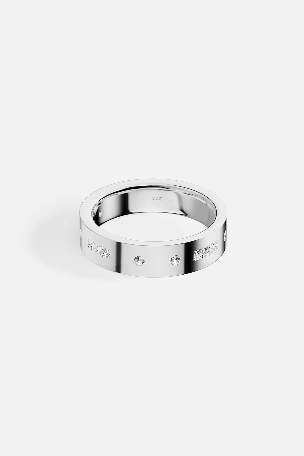 Morse Ring APM, un message lumineux gravé dans une élégance intemporelle.