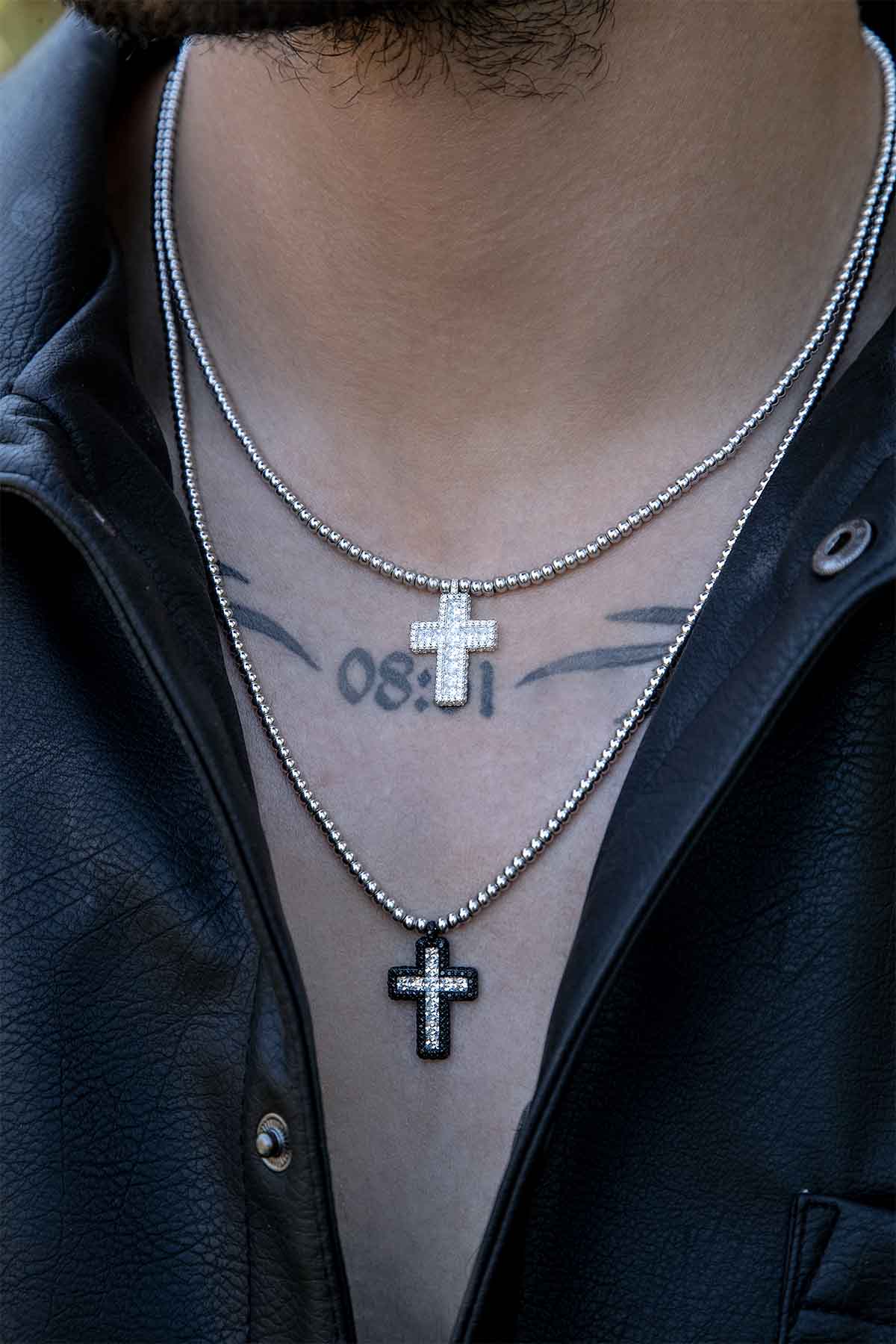 APM Monaco Collier Ajustable Croix Pavé Noir en Argent