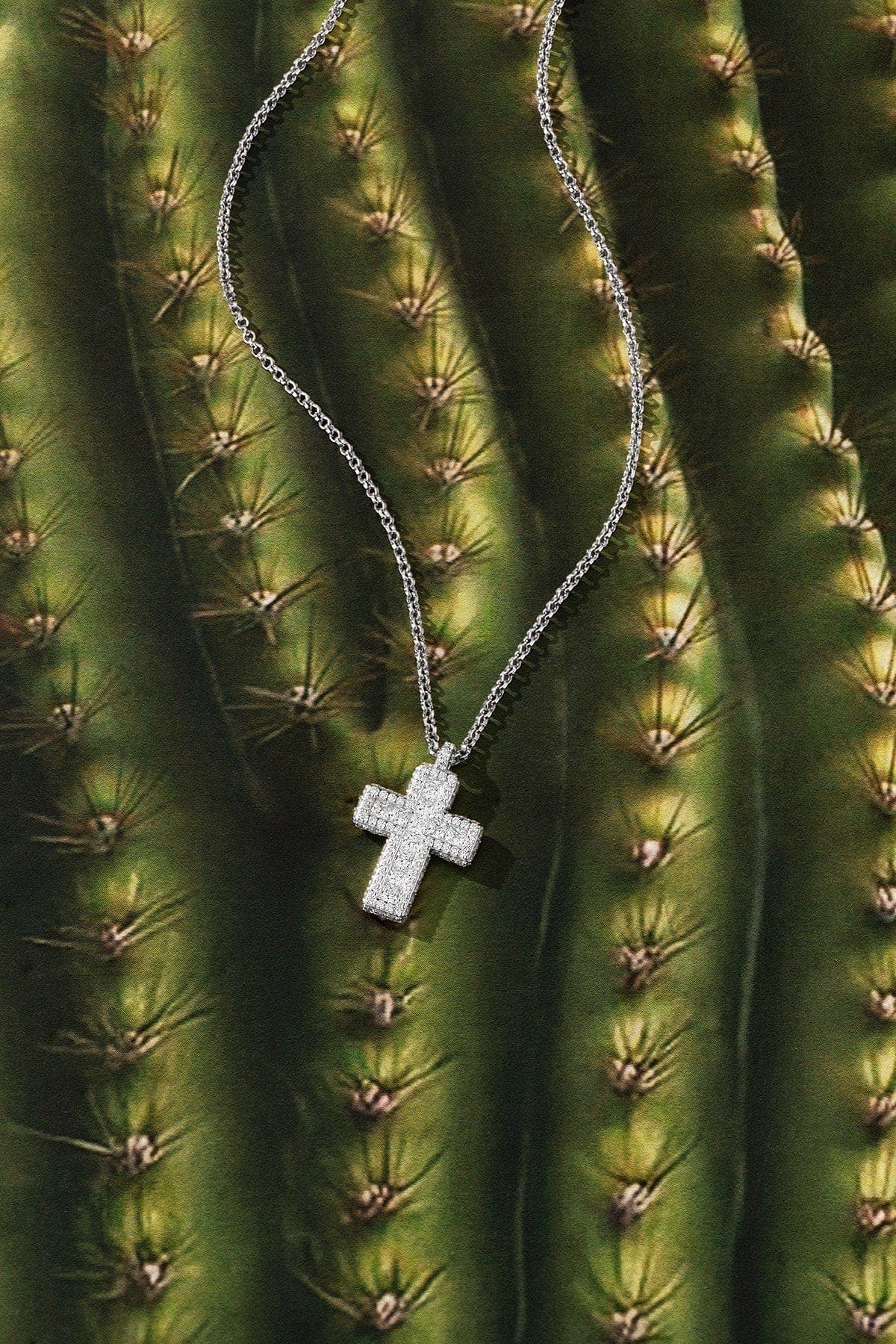 APM Monaco Collier Ajustable Croix Pavé en Argent