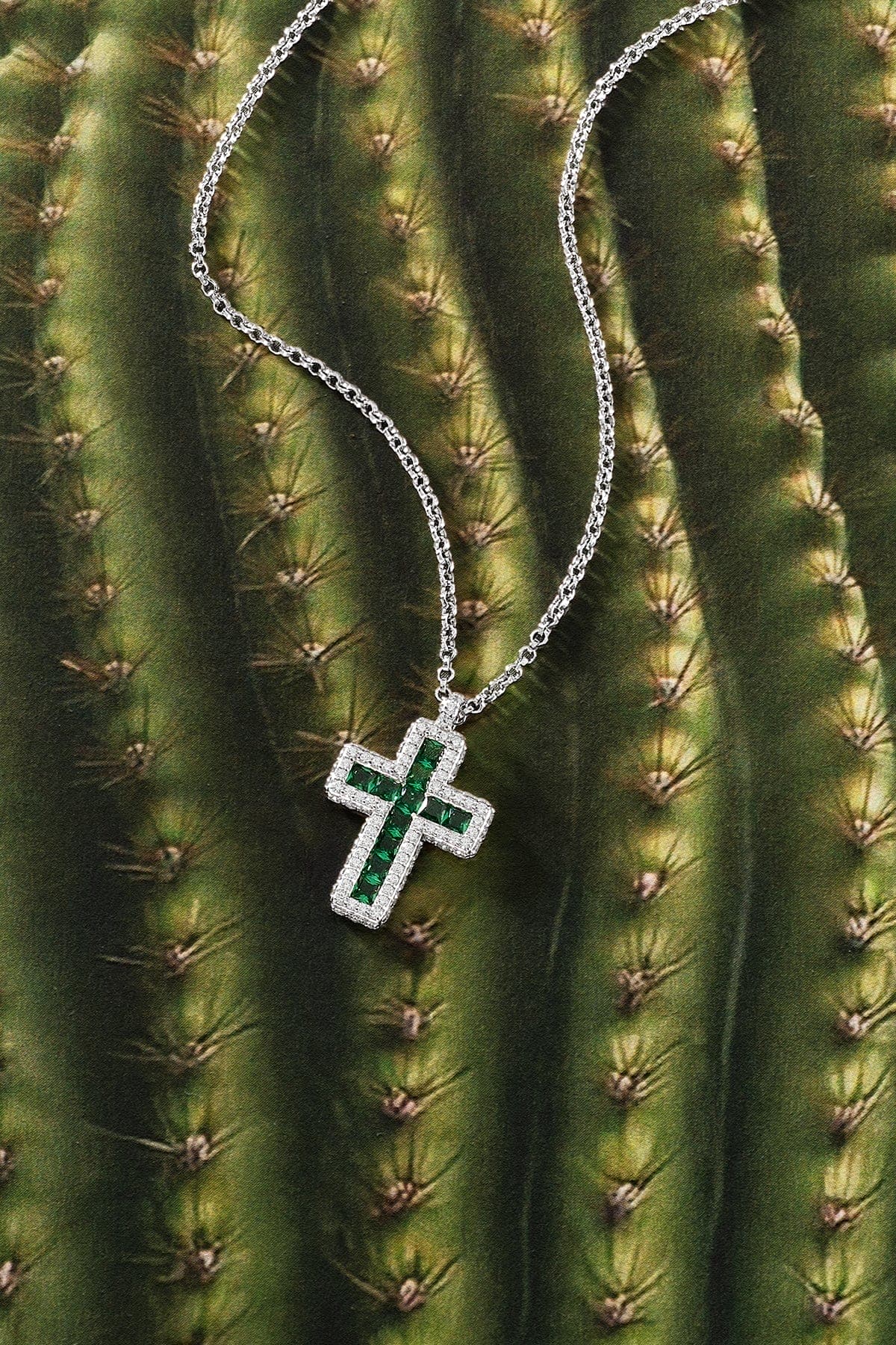 APM Monaco Collier Ajustable Croix Pavé en Argent