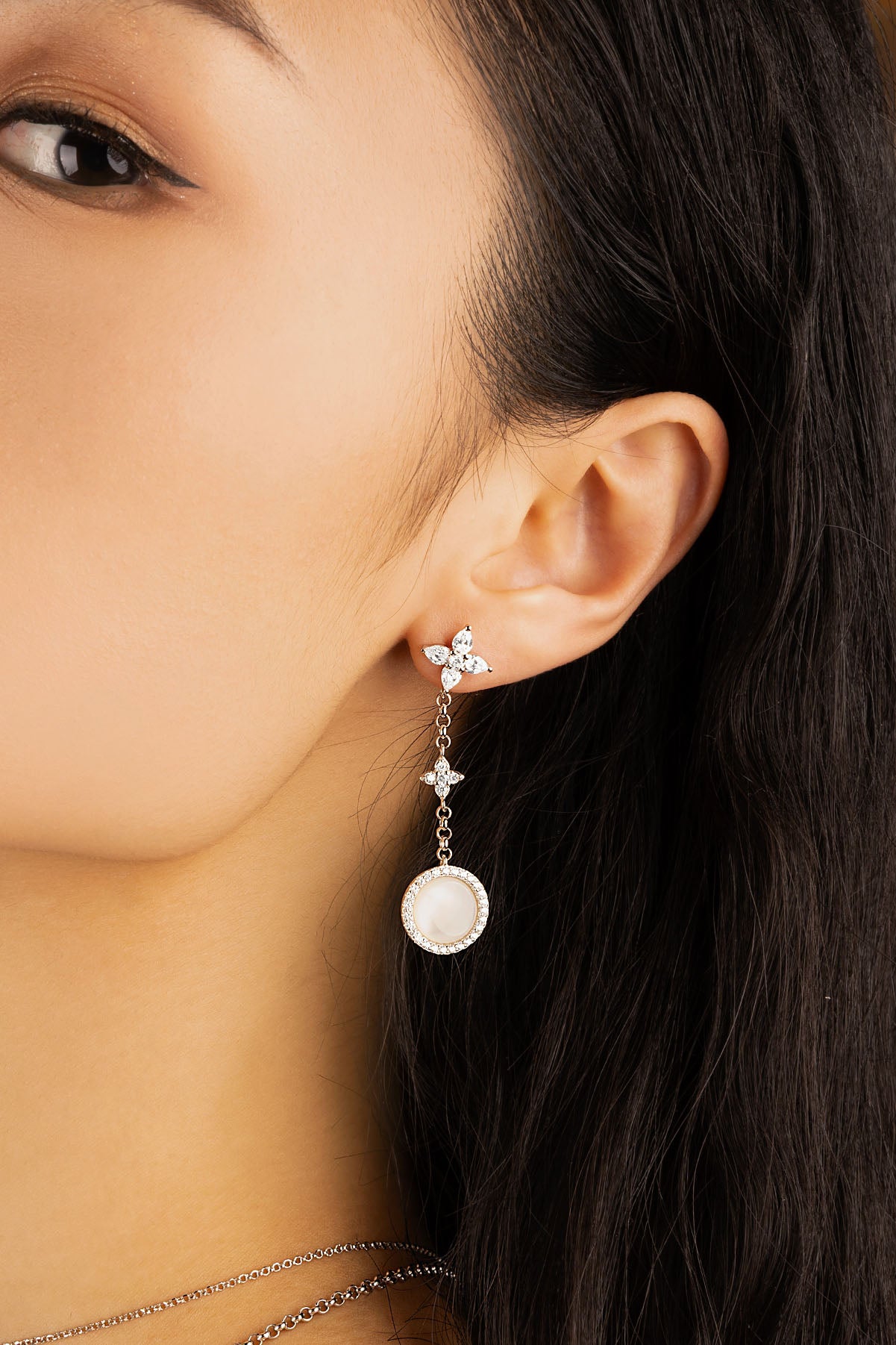 Boucles d'Oreilles Asymétriques Nacre Blanche et Perle APM Monaco en argent