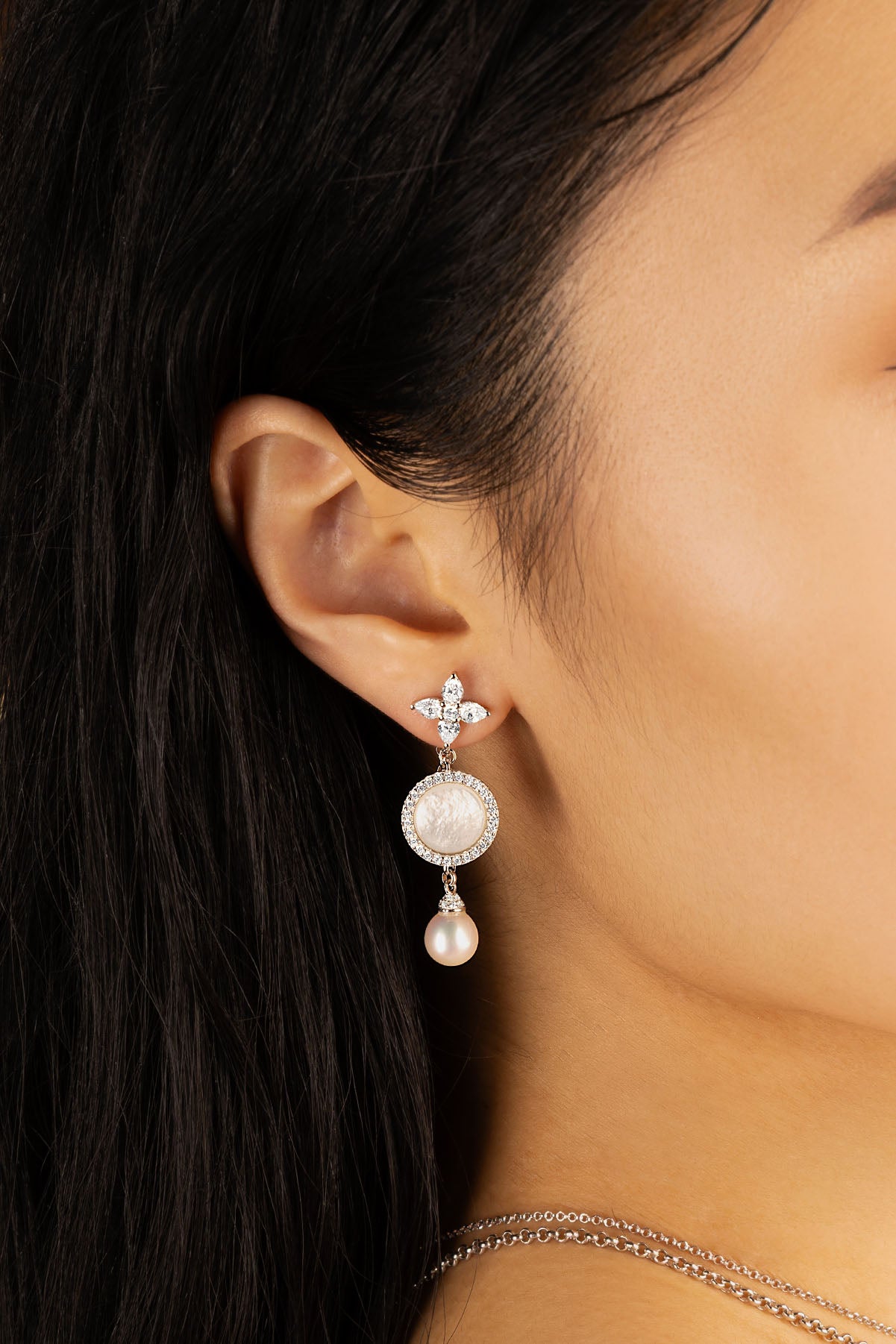 Boucles d'Oreilles Asymétriques Nacre Blanche et Perle