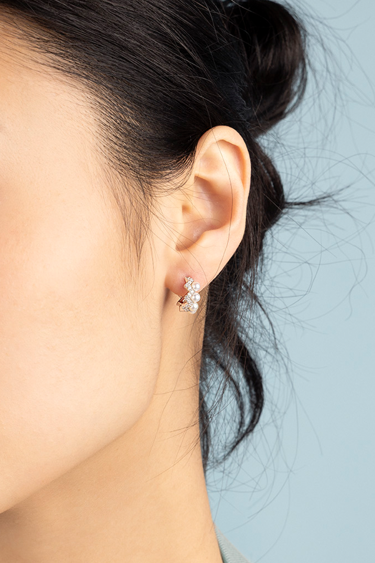 Petites Boucles d'Oreilles Créoles Up and Down avec Perles - APM Monaco