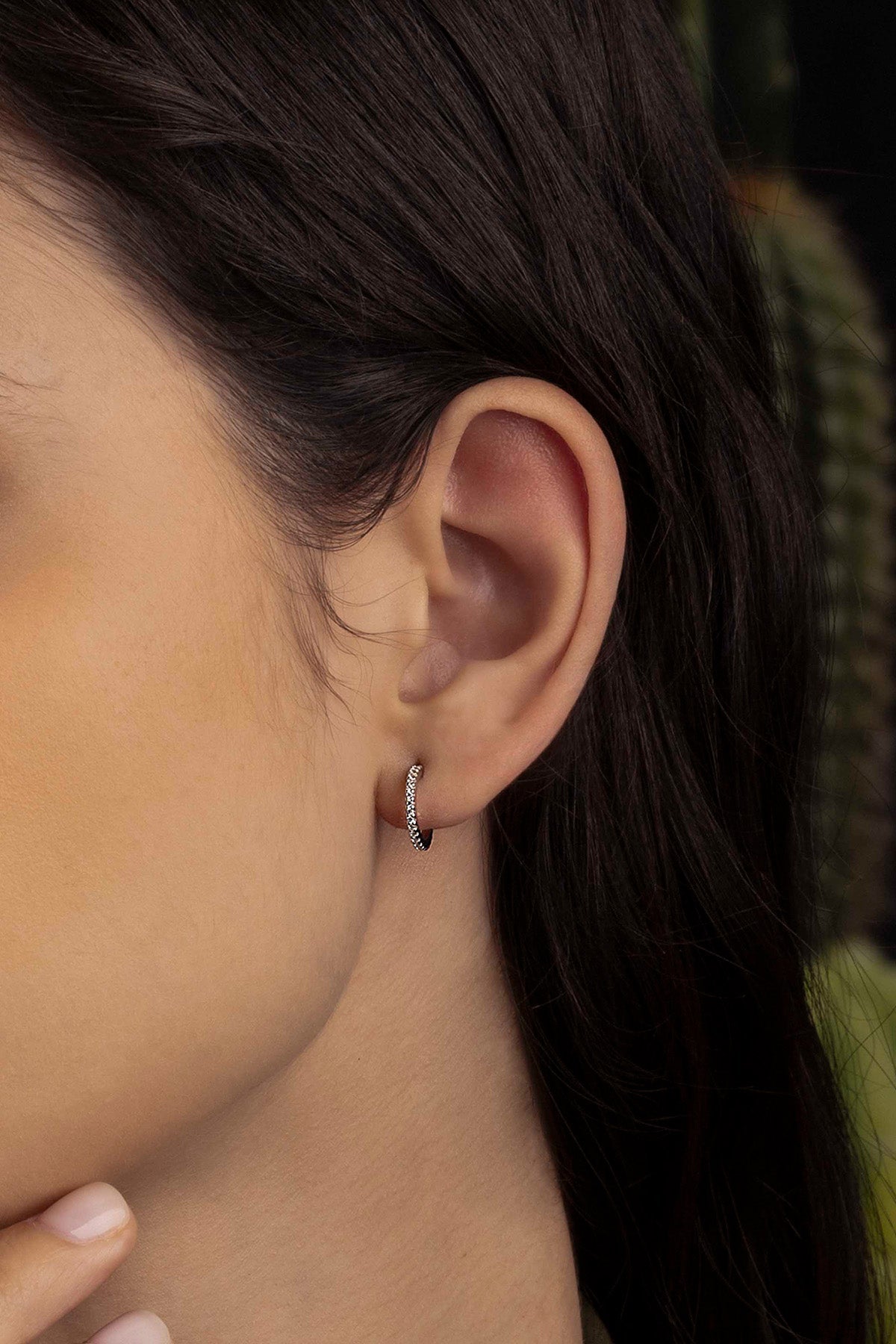 APM Monaco Boucles d'Oreilles Asymétriques Croix en Argent