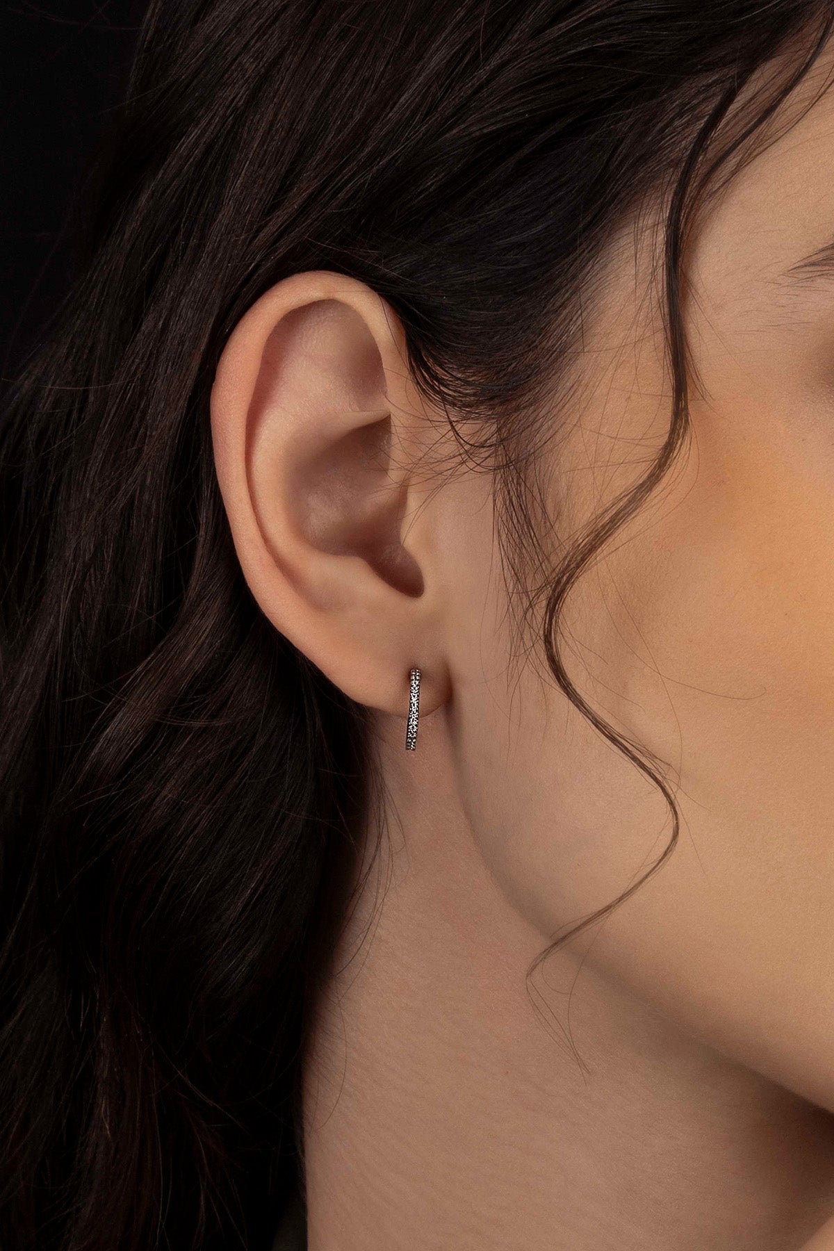 APM Monaco Boucles d'Oreilles Asymétriques Croix en Argent