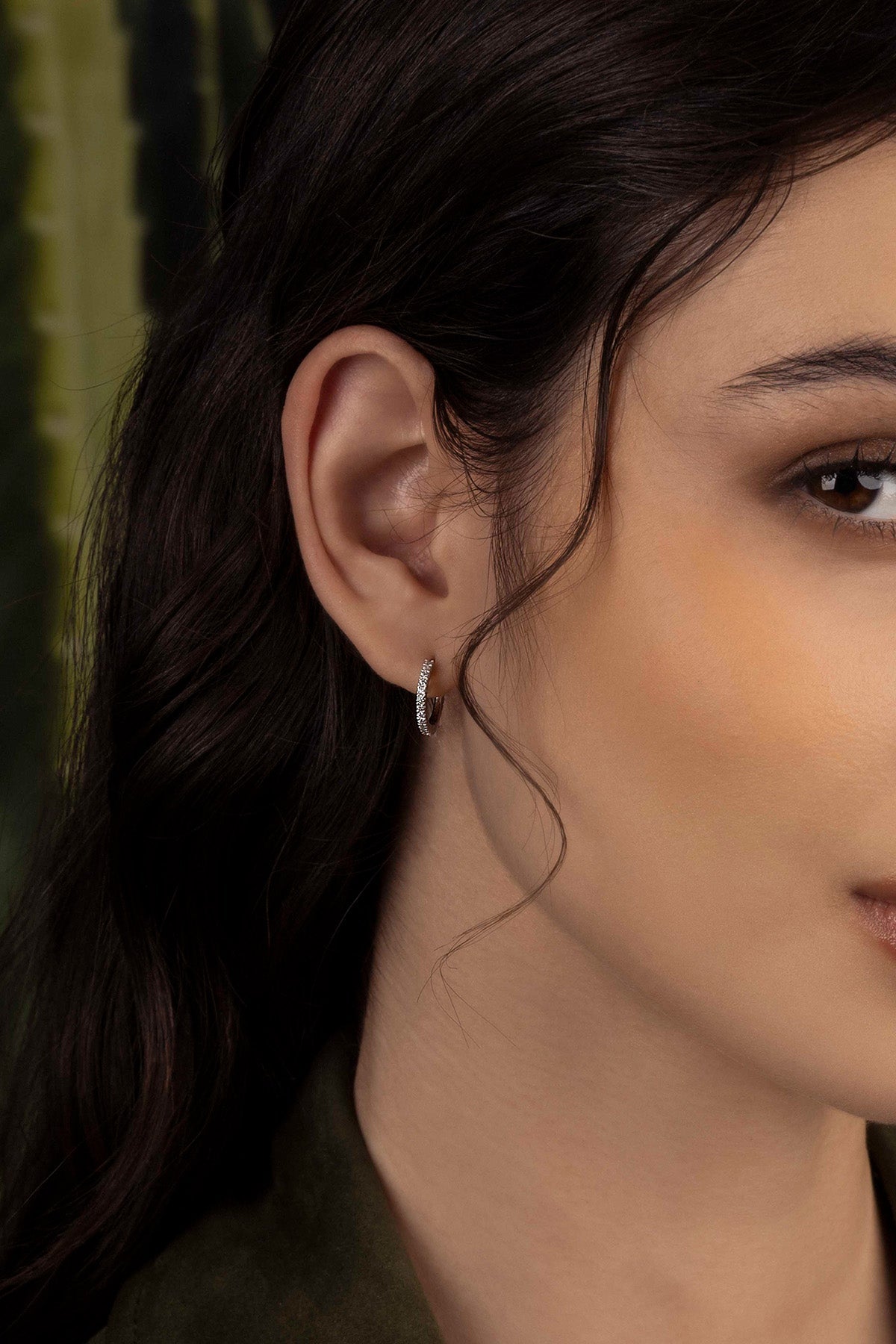 APM Monaco Boucles d'Oreilles Asymétriques Croix en Argent