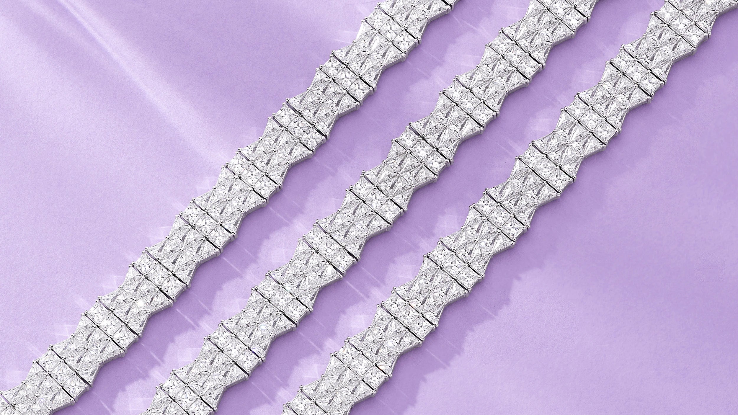 Bracelets en argent APM MONACO Printemps sur un fond violet clair.