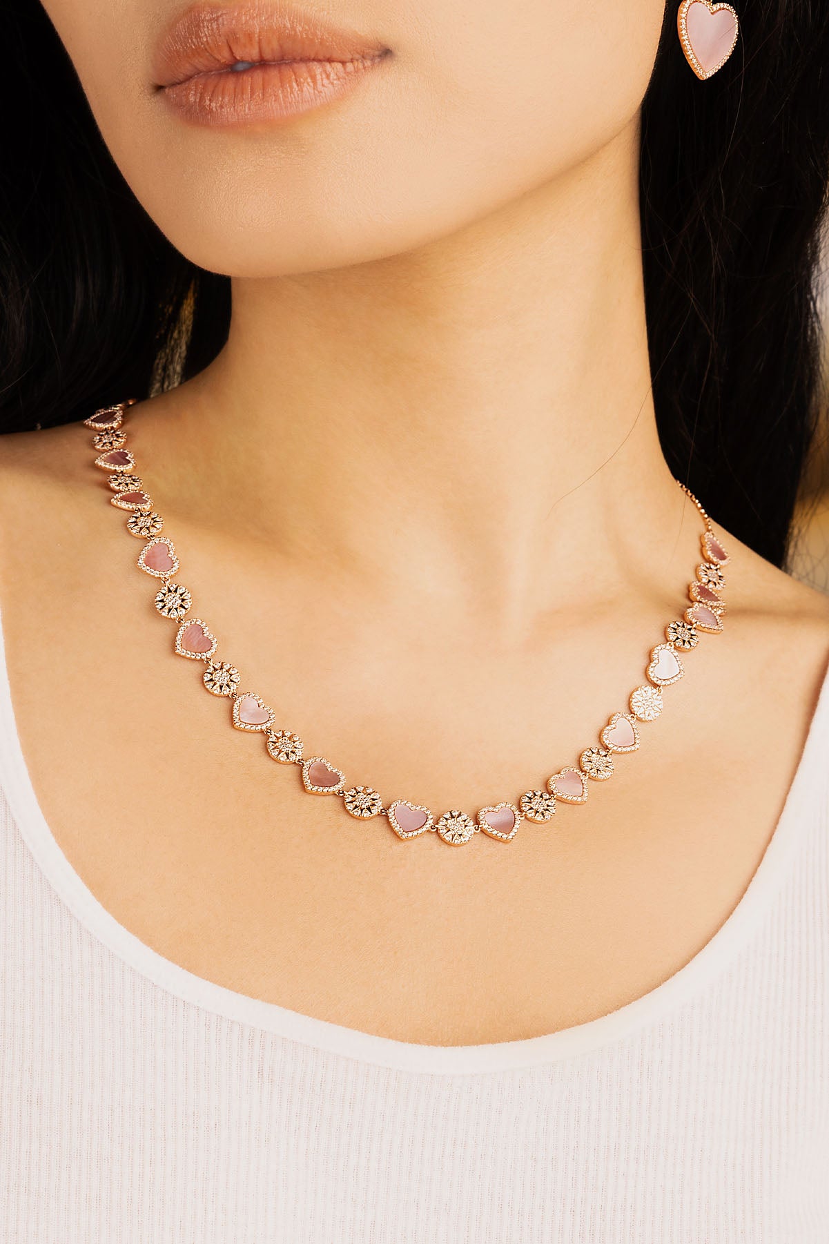 Collier Ajustable Cœurs Nacre Rose APM Monaco en or rose