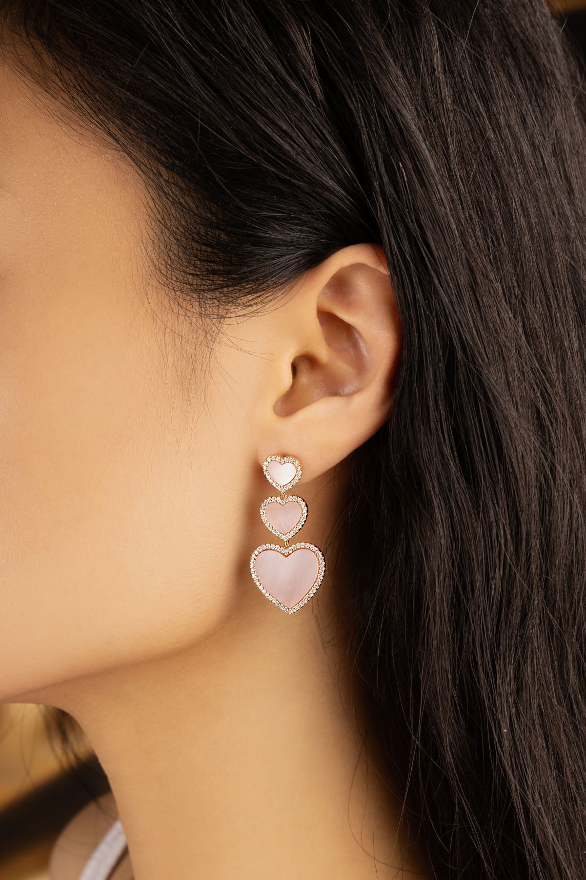 Boucles D'oreilles Cœur en Nacre Rose APM Monaco en or rose