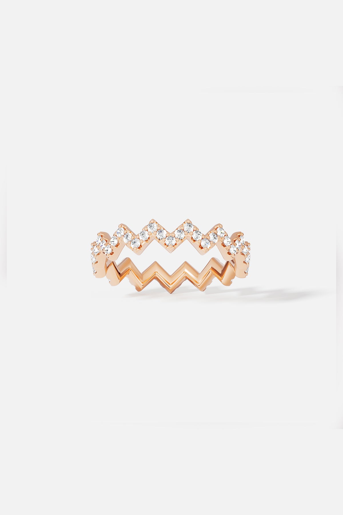 Bague APM en finition rosée, un zigzag scintillant à l'élégance vibrante.