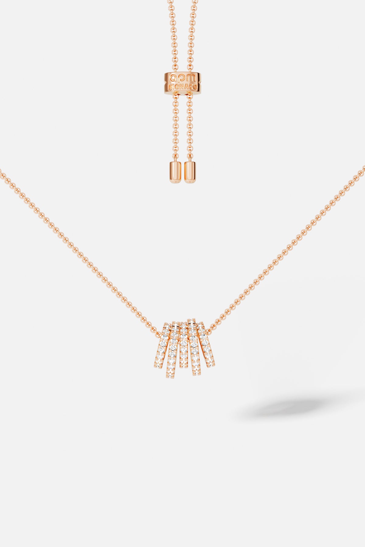Collier APM ajustable, éclat doré et scintillant, une élégance qui danse au quotidien.