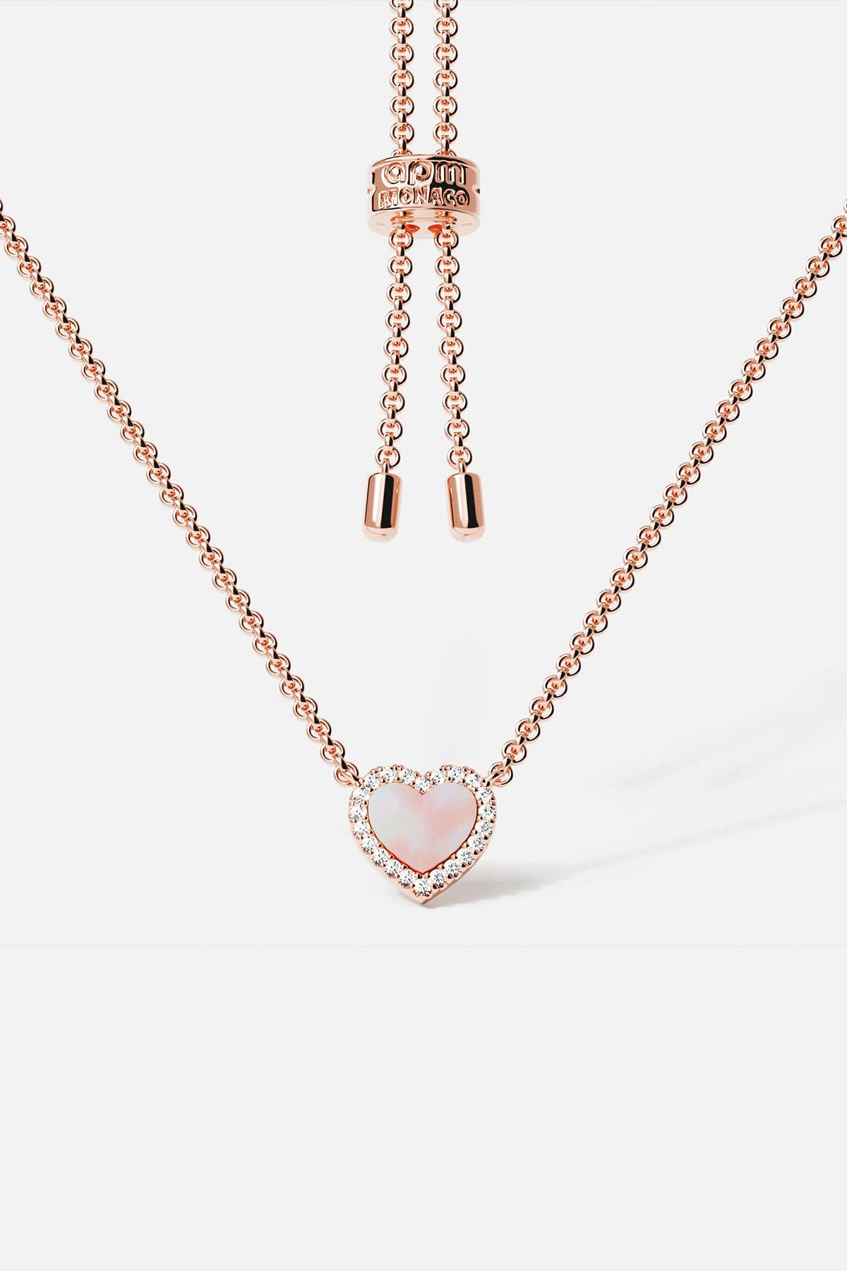 Collier APM cœur nacré, une déclaration tendre aux reflets rosés.