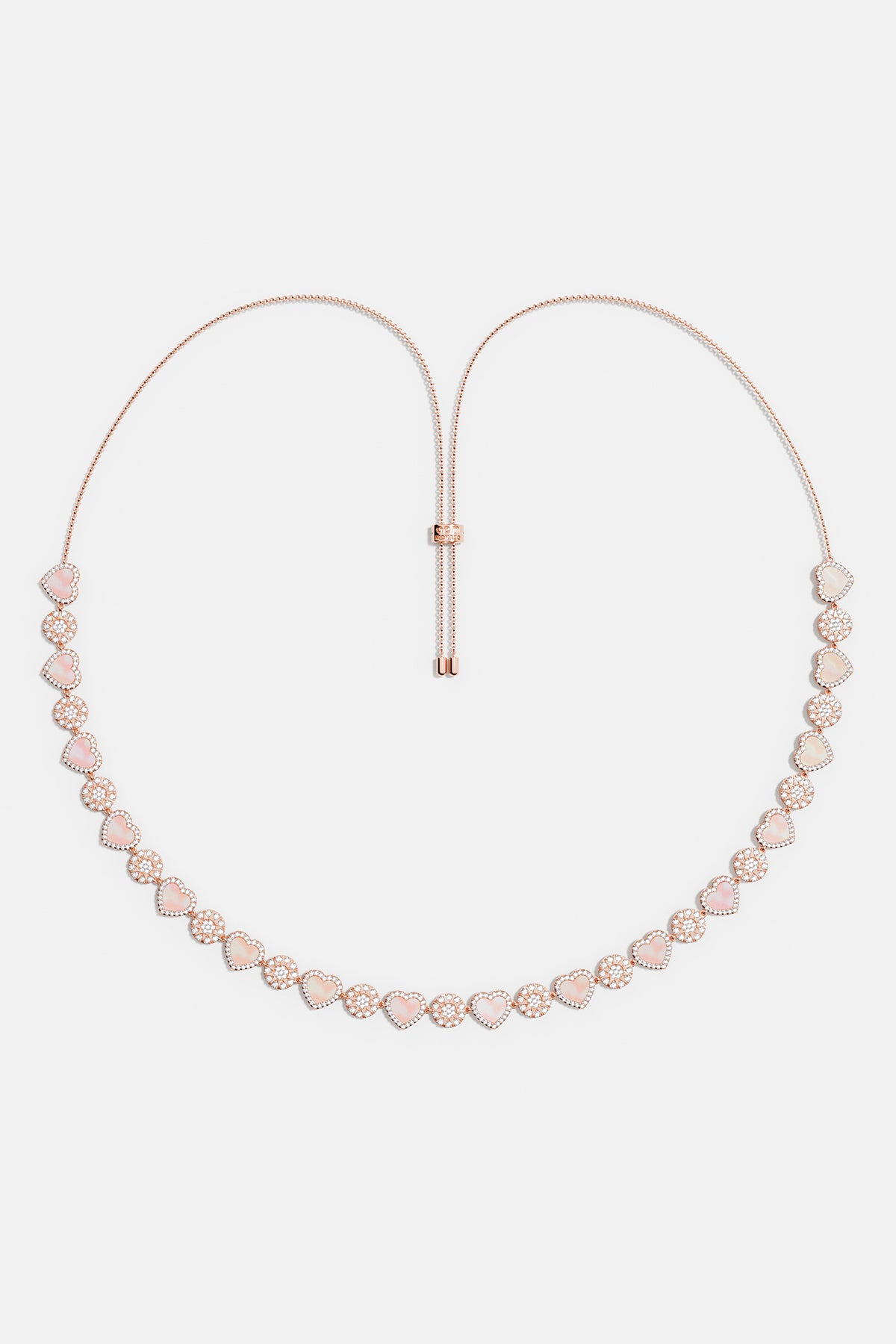 Collier APM aux cœurs rosés, une romance délicate au charme lumineux.