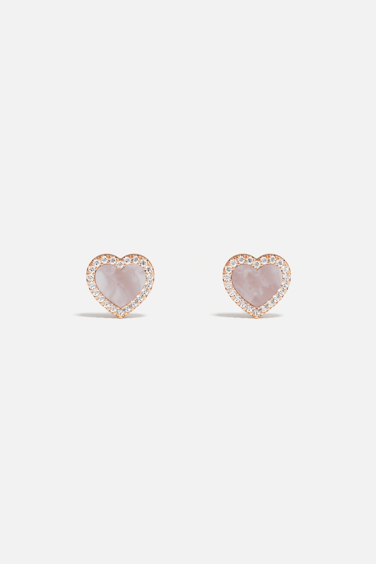Boucles d'oreilles cœur APM Monaco, une touche rosée pleine de tendresse et d'éclat.