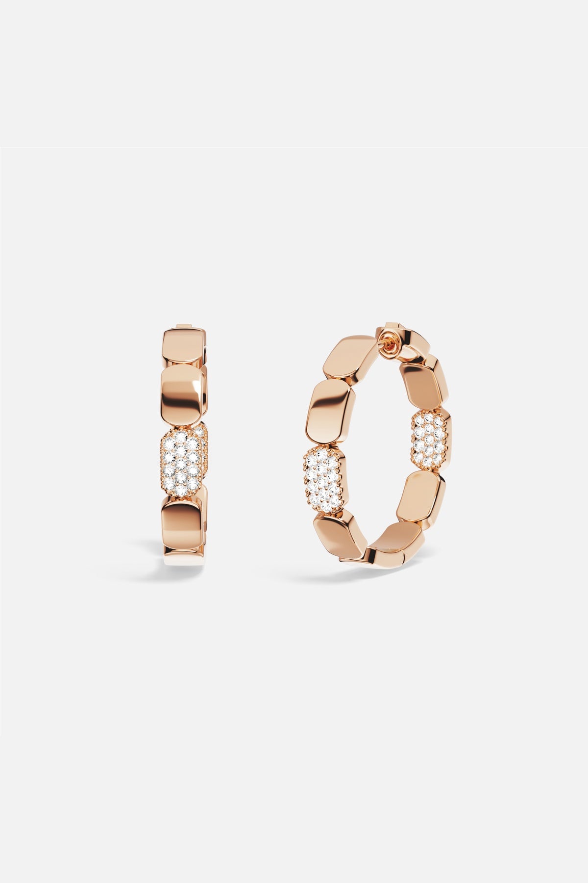 Créoles APM Monaco aux reflets rosés, une allure moderne et lumineuse au quotidien.