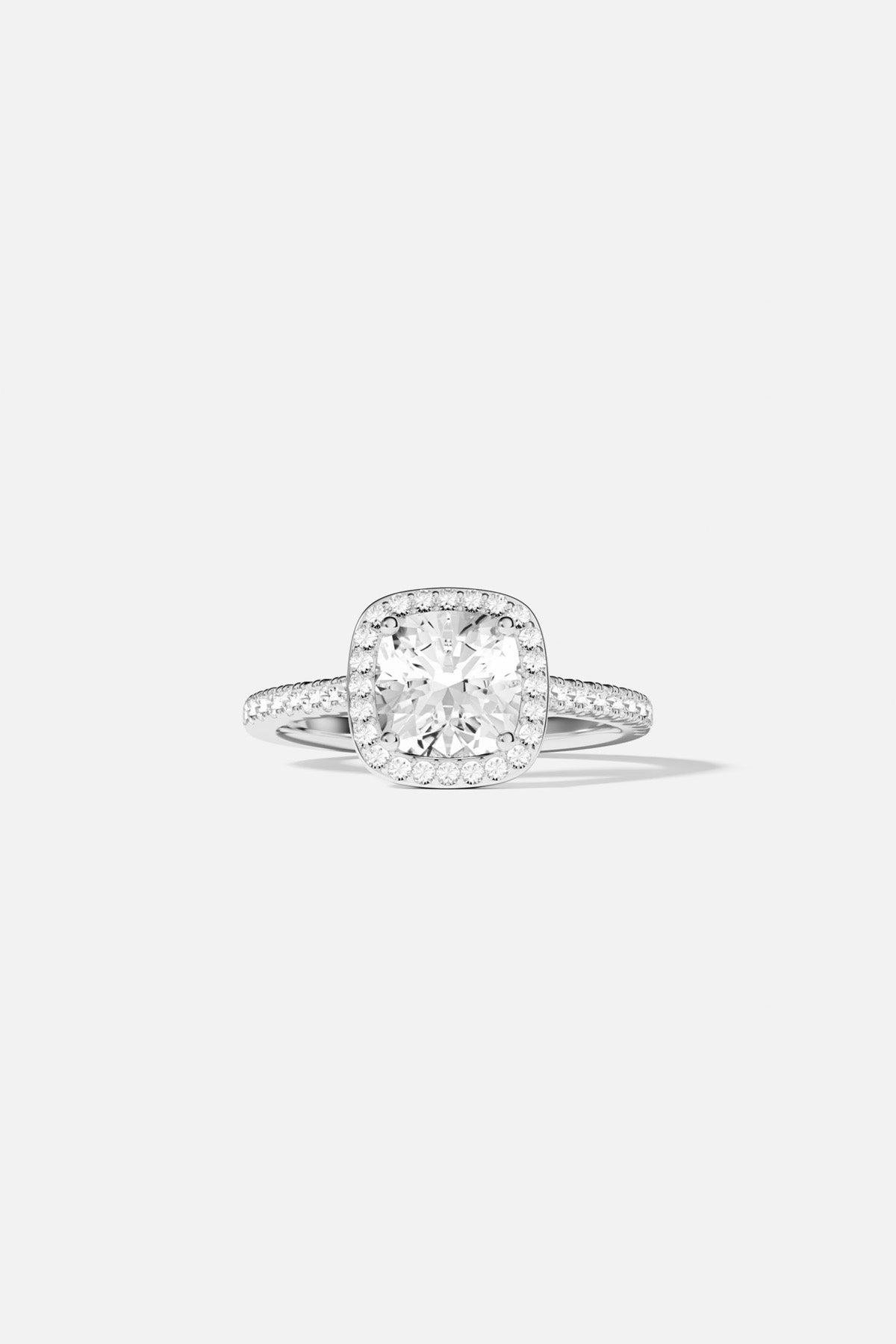 Bague APM, éclat lumineux et halo scintillant, une élégance intemporelle au bout des doigts.