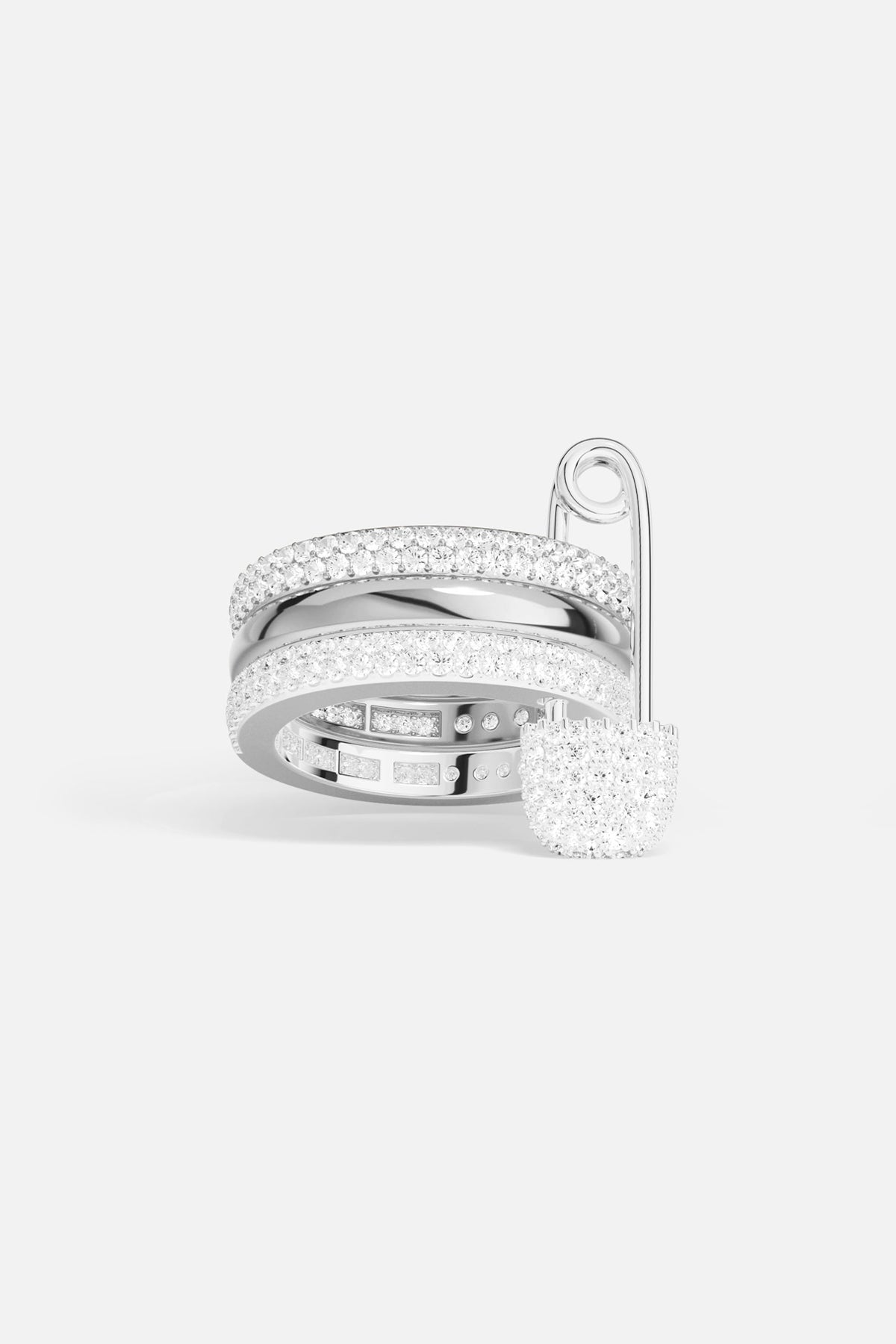 Bague APM, éclat pavé et détail épingle, une audace lumineuse au bout des doigts.