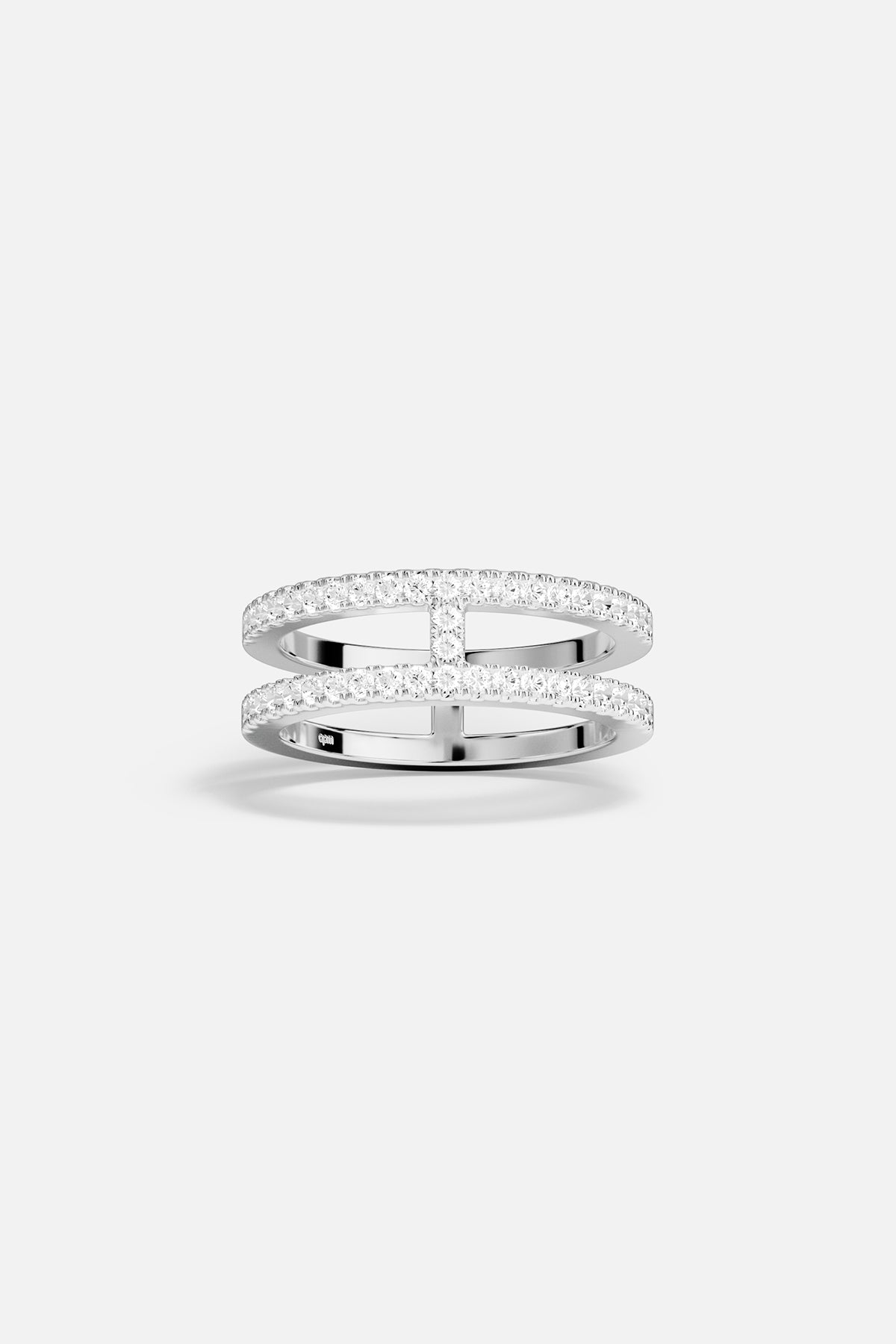 Bague APM double ligne, éclat rhodium finish, une élégance moderne et lumineuse.