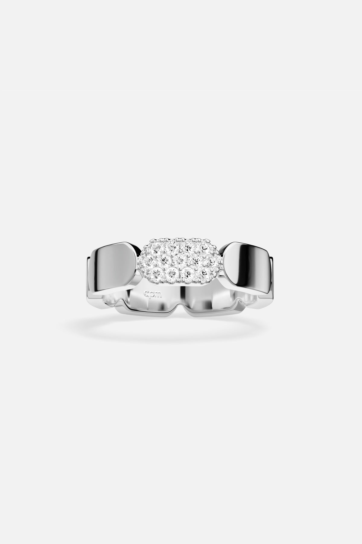 Bague APM Monaco, éclat pavé et finition rhodium, une allure moderne et lumineuse.