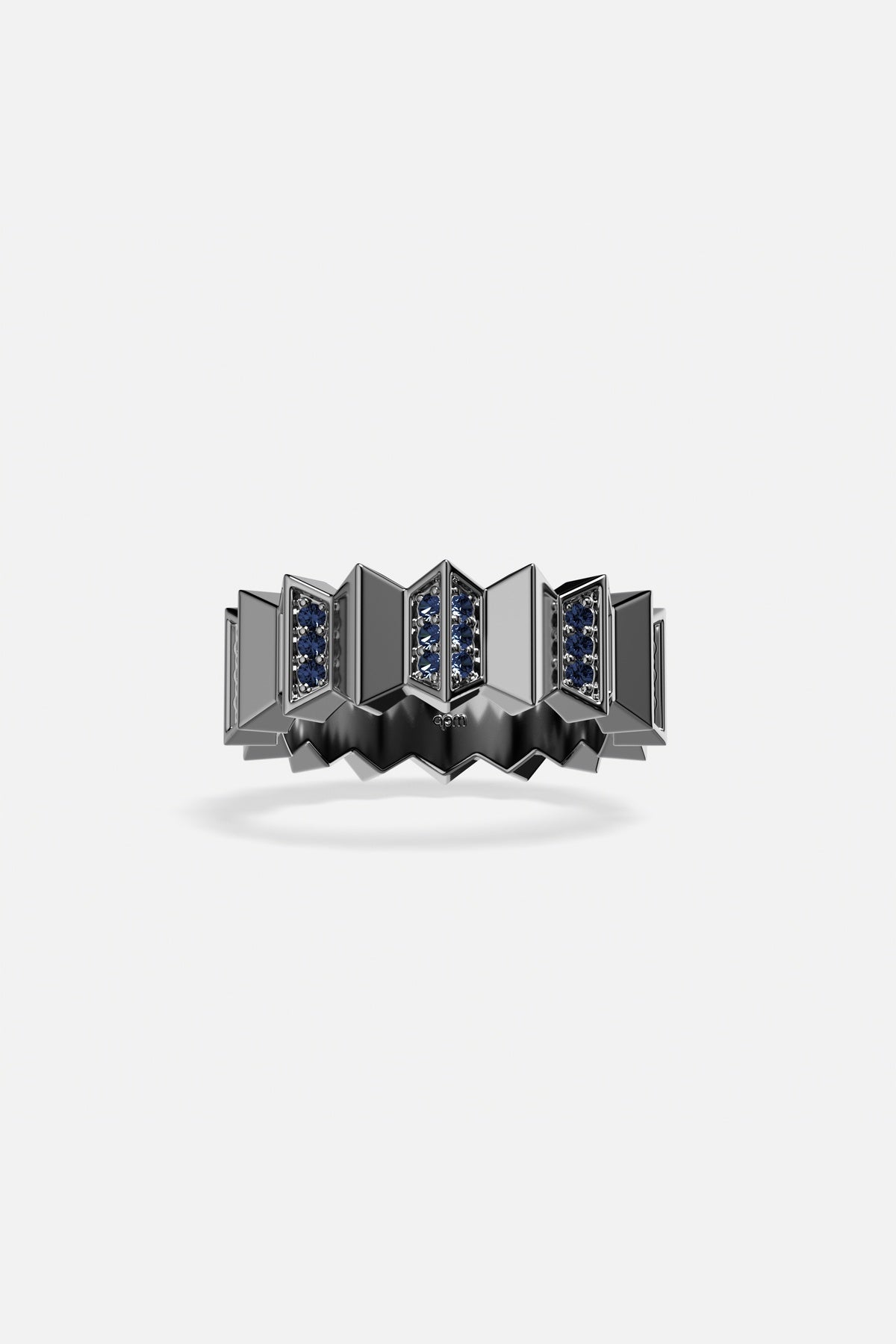 APM Bague architecturale, éclats bleus et finition rhodium, une allure audacieuse et contemporaine.